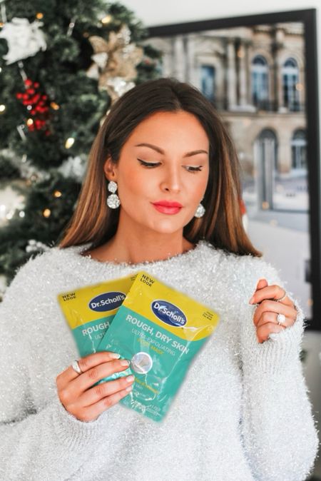 
#DrSchollsPartner The perfect present to treat your feet this winter, meet the @drscholls_usa Rough, Dry Skin Ultra-Exfoliating Foot Mask!

The mask gently peels, softens and restores skin. With a blend of alpha hydroxy acids, essential oils, and extracts. With all of the shopping, cooking, and family activities this time of year, running around really does a number on feet leaving them rough and flaky. This mask works wonders this time of year. 

Healthy looking and feeling feet throughout the winter is an absolute must and this mask will help you achieve just that. No one likes having rough and dry feet. This mask works to soften and restore rough, dry skin!

#drscholls #ad #sponsored #beautyblog #beautyblogger #skincare #skincareselfcare #selfcare #giftguide #holidaygiftguide #christmasgift #beautygift #skincaregift #gifting   

