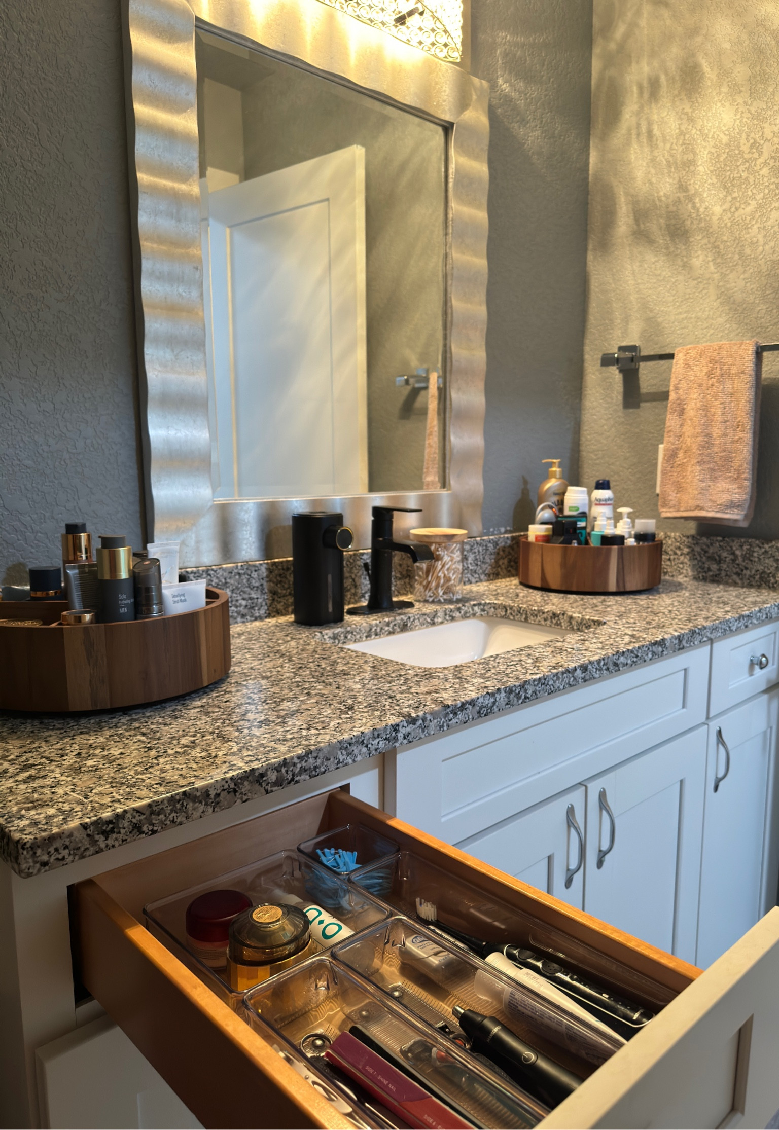 A beautiful bathroom, with the Acacia turntables holding everyday products + Linus drawer organizers being the star of the show 😍 