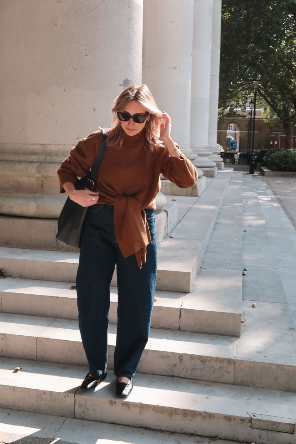 Autumn outfit 

Barrel leg jeans
Indigo jeans
Knitwear
Ballet flats
Autumn look 
High street fashion 

#LTKuk #LTKautumn #LTKeurope