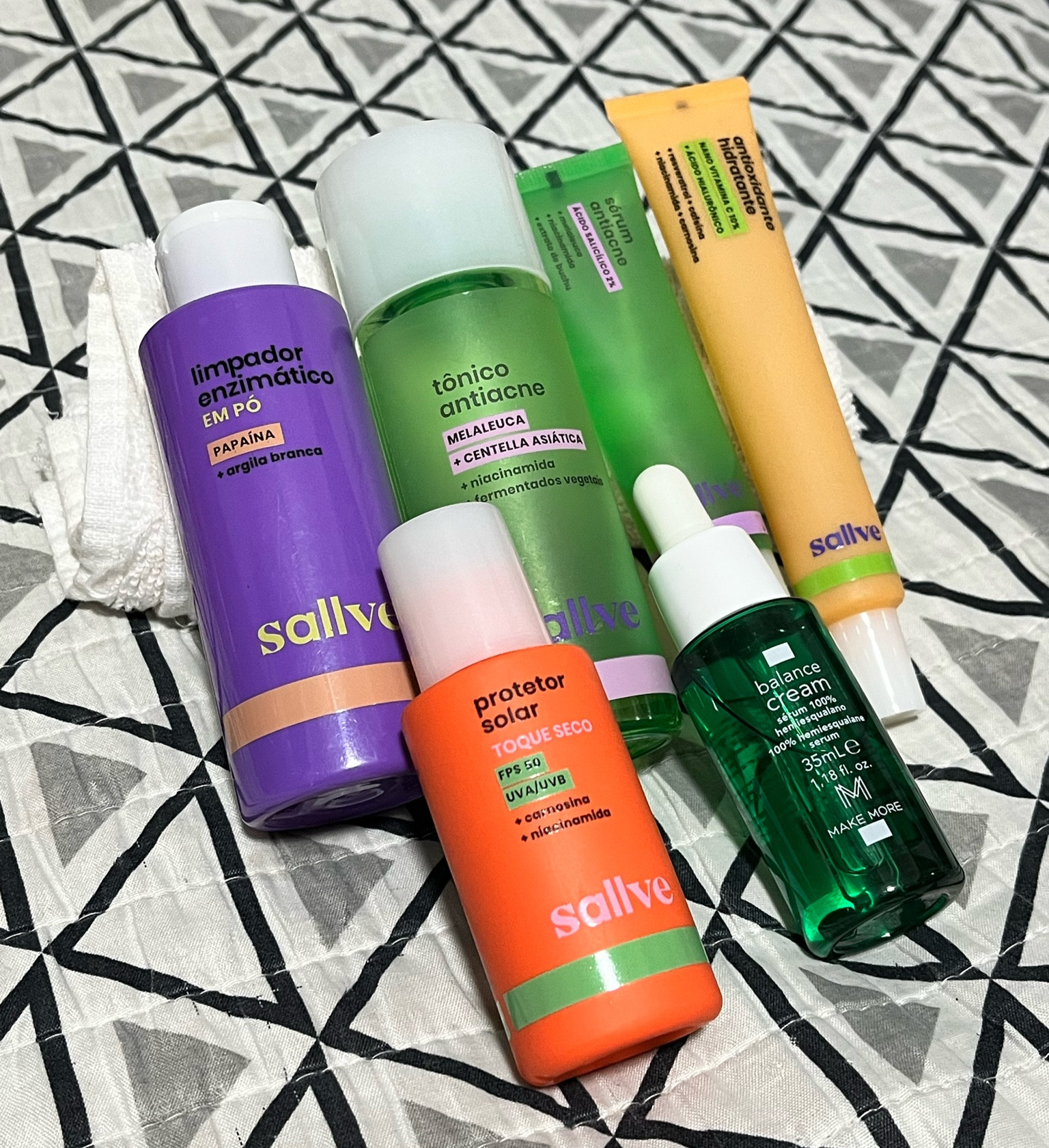 Skin Care da manhã 🌤️
.
.
Os produtos são:
- Limpador Enzimático (Sallve) 💜
- Tônico Antiacne (Sallve) 💚
- Sérum Antiacne (Sallve) 💚
- Antioxidante Hidratante (Sallve) 💛
- Sérum 100% Hemiesqualano (Make More) 💚
- Protetor Solar Toque Seco 🧡 (Sallve)
.
.
Usando esses produtos fizeram com que a minha pele ficasse mais uniforme e com menos espinhas. 

#LTKFind #LTKbrasil #LTKbeauty