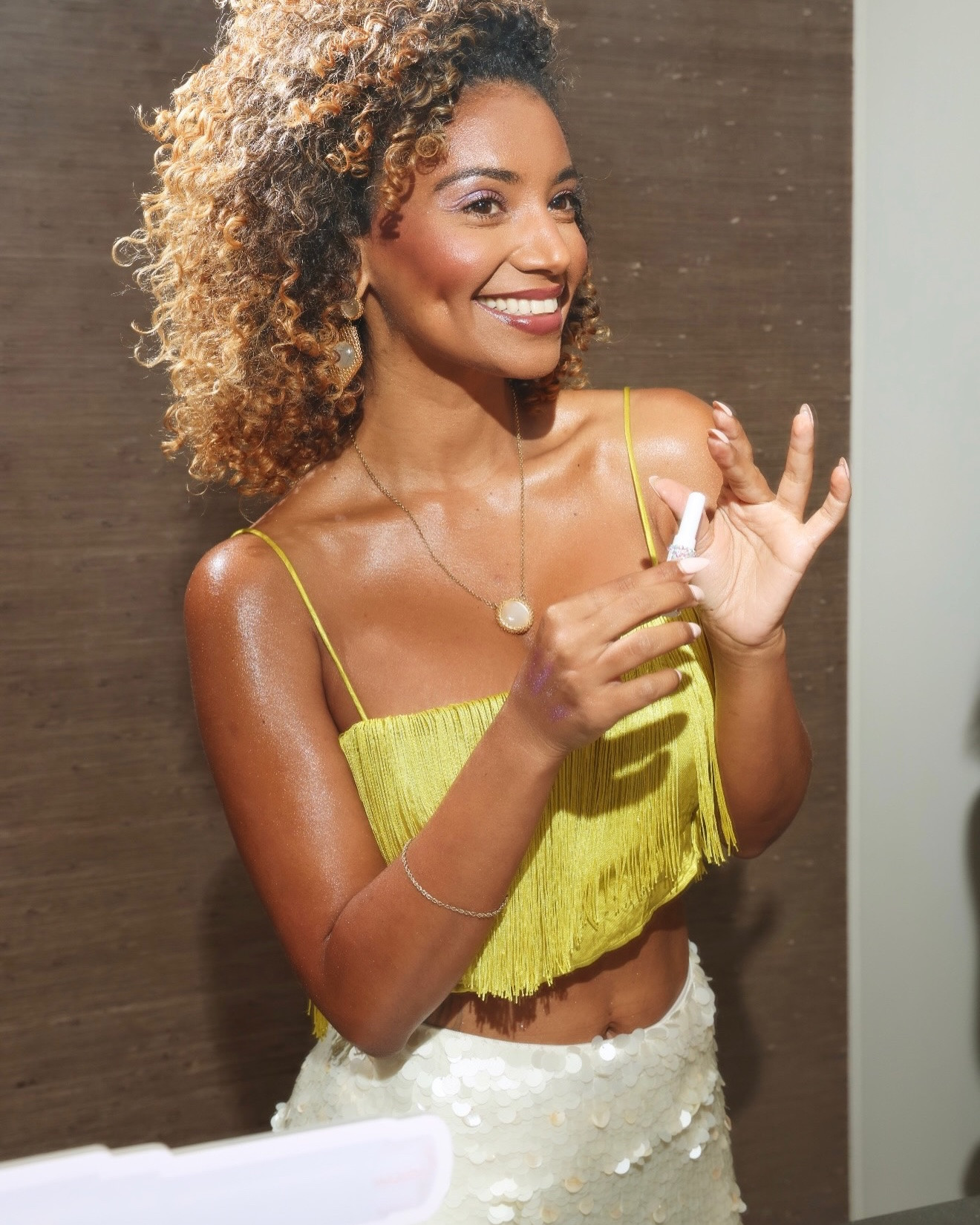 Girl chat getting ready in the bathroom before a night out >>> 💕 what a time! Thank you @colourpopcosmetics for such a beautiful evening with my sis @itsmyrayeraye & the girlies! Love the new Jelly Much Eyeshadow sticks and Demi Lovato put on a SHOW OKAY! ✨ 
This made me very excited for the summer 🤭🥰🏝️🌊🌺