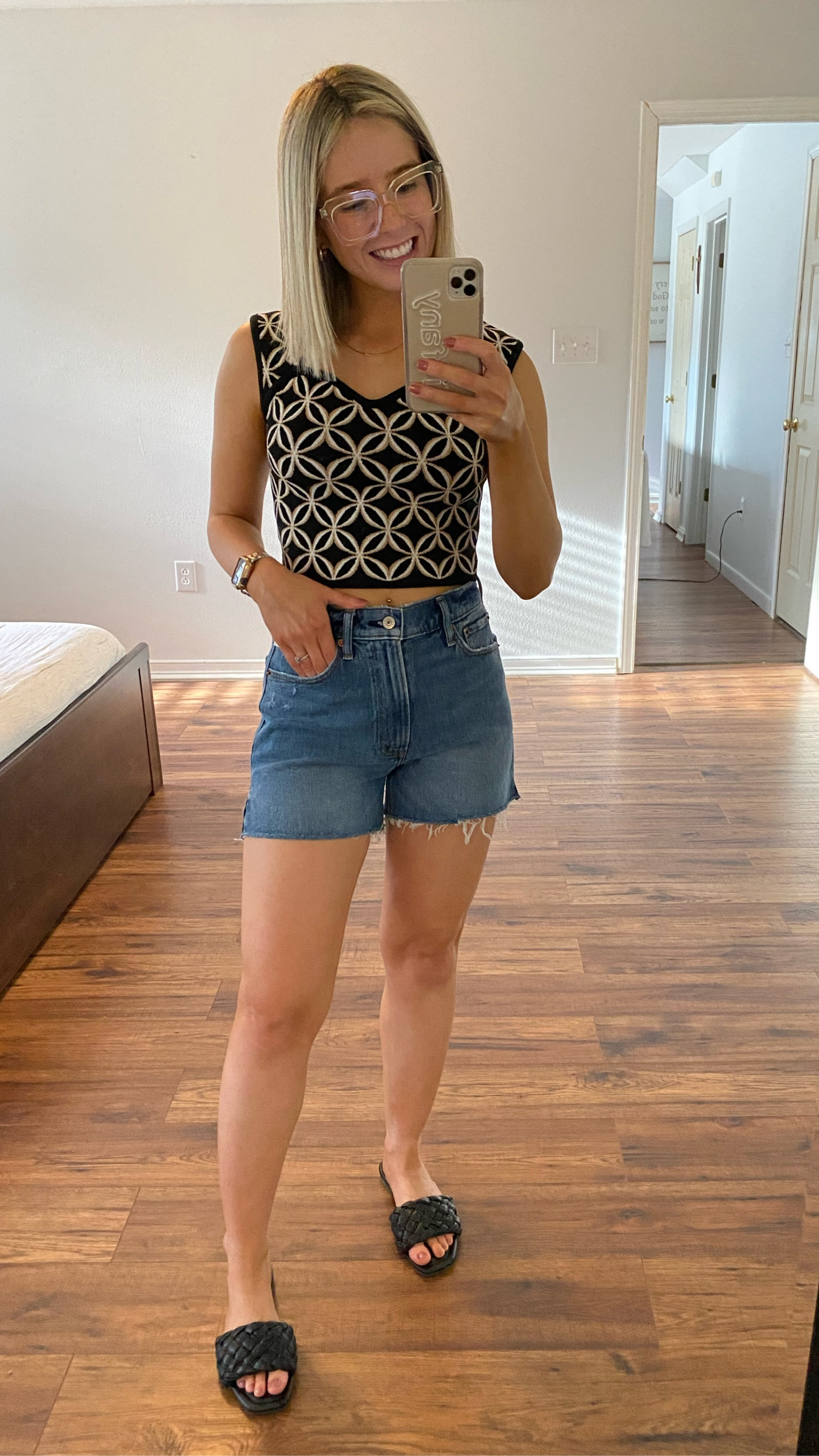 Vici sweetheart neck top size small TTS

Abercrombie 4 inch mom shorts size 26 TTS

#LTKunder50 #LTKunder100 #LTKstyletip