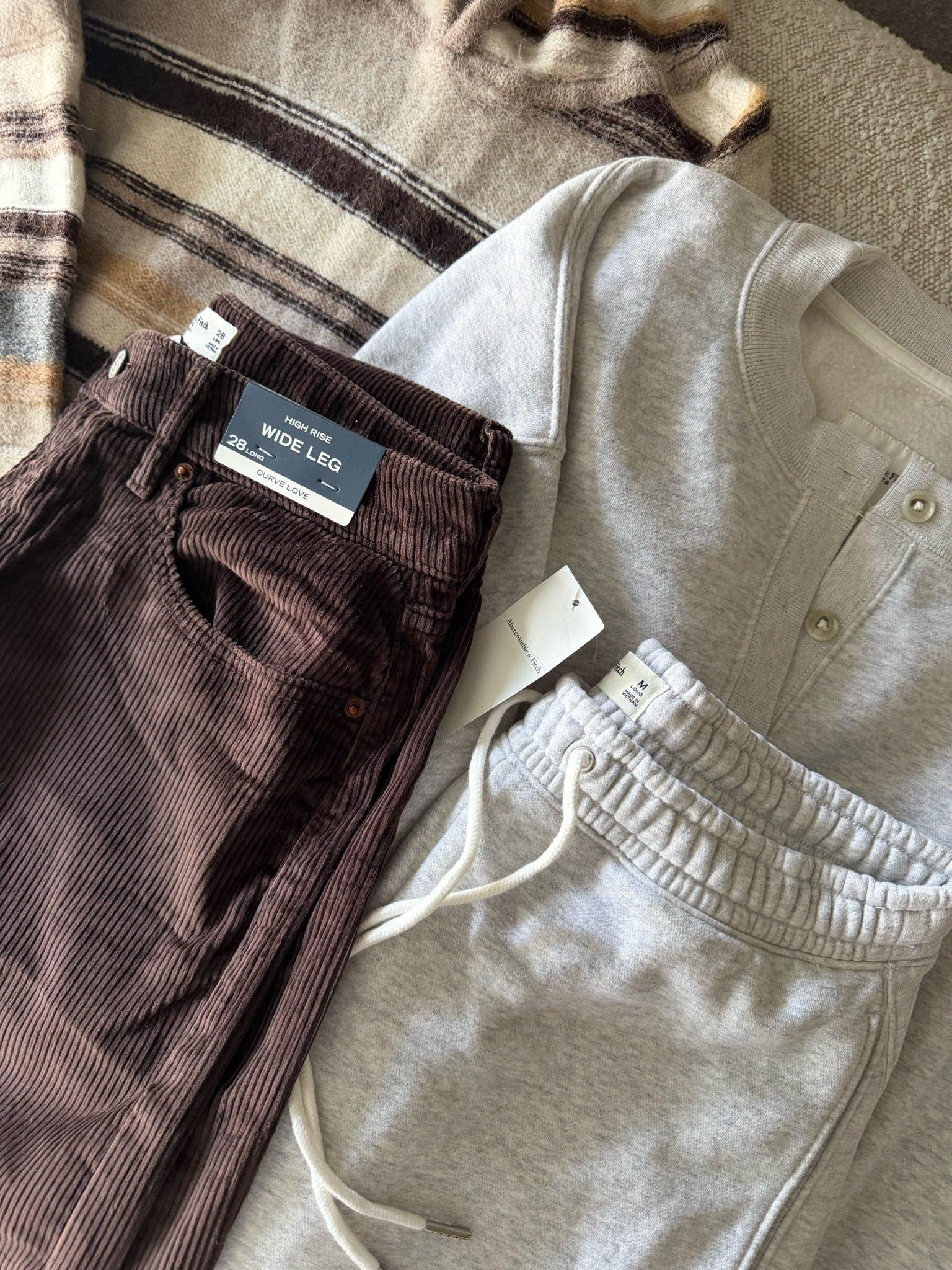 @abercrombie fall haul! Wide leg corduroy pants!!! Cardigan and barrel sweatpants! Size down in pants if in between sizing! Size medium! Abercrombie