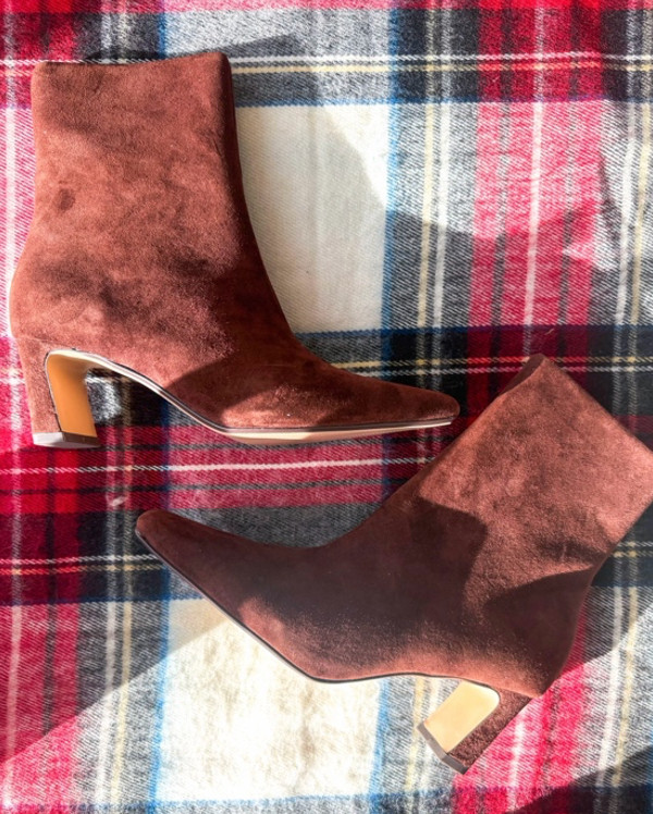 Chocolate brown is the color of the season and these Steve Madden Willa Booties from @dsw are perfection. I love the lower heel, soft suede and easy side zipper– score them now for $99, reg $160 + take up to 30% almost everything (exclusions apply) during the Black Friday Sale - ends 11/30.@shopltk ##liketkit #mydsw #ad 

 