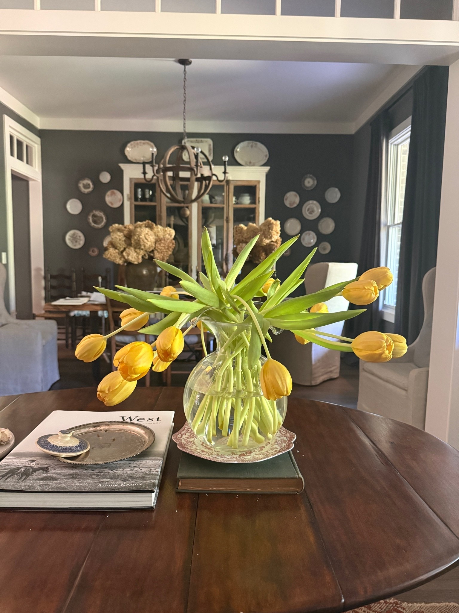 The best tulip vase around! Perfect shower & wedding gift 🌷 @VIETRI  #vietripartner