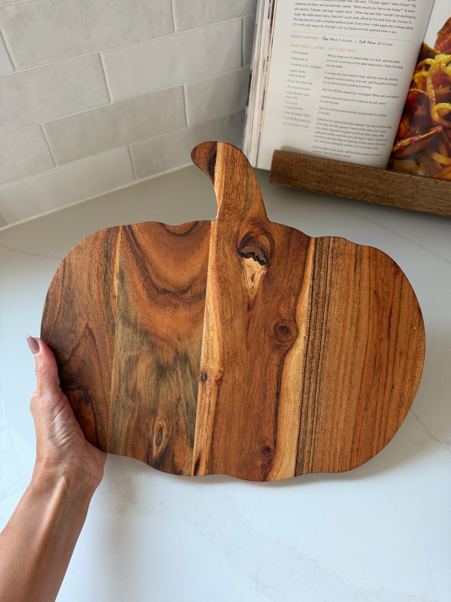 Such a cute fall kitchen find🍂🤎

Love this pumpkin-shaped wood board for serving appetizers, snacks or adding a little seasonal touch to the kitchen!





all kitchen decor, pumpkin serving board, wood serving board, fall entertaining, fall hosting, charcuterie board, fall kitchen finds, pumpkin decor, fall home finds, hosting essentials, carla.bushey

#LTKSeasonal #LTKHome #LTKfoodie