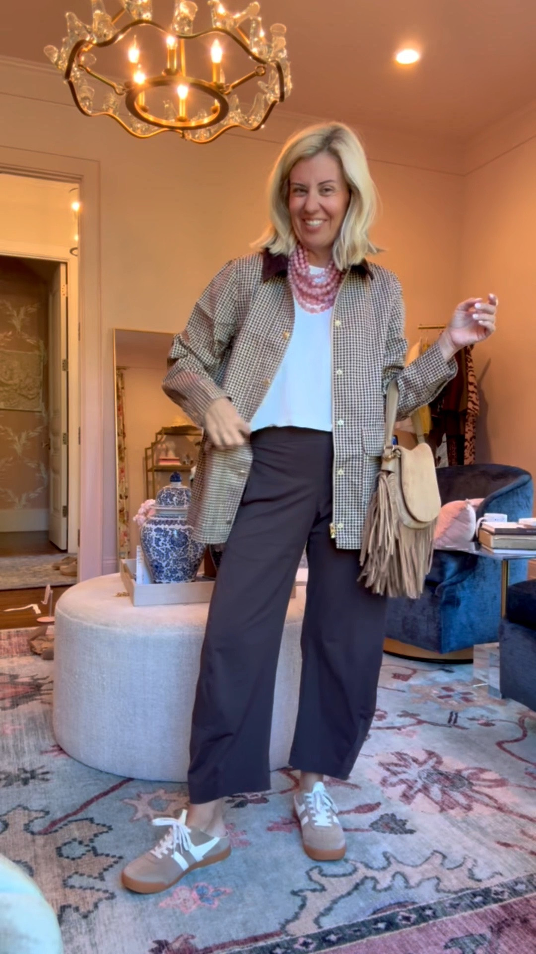 Showing you how a statement jacket can make your outfit! 
Jacket - small
Tee - xs
Ruti Pants - 4P
Sneakers - 8tts