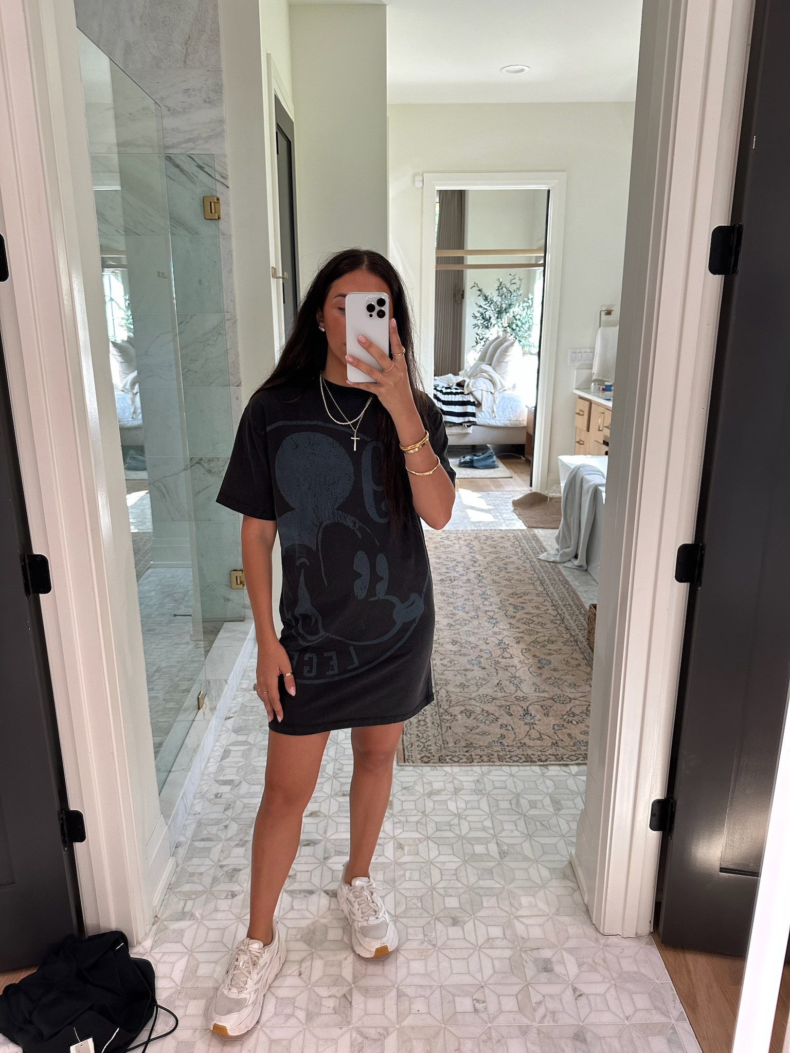 T-shirt dress: small

Comfy Disney T-shirt dress! A little on the longer side but still super cute