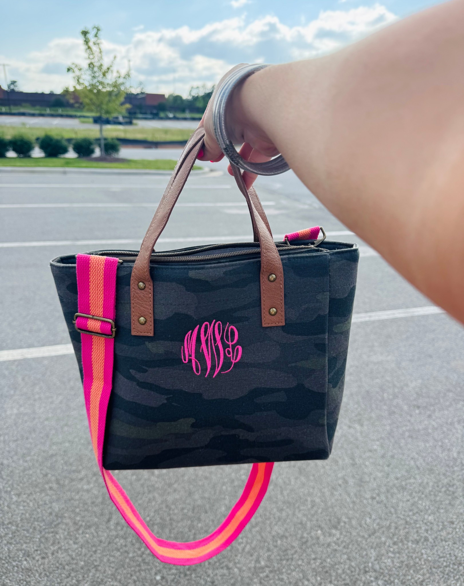 My most favorite little tote 🤎 orange, pink and camo pair so perfectly! 