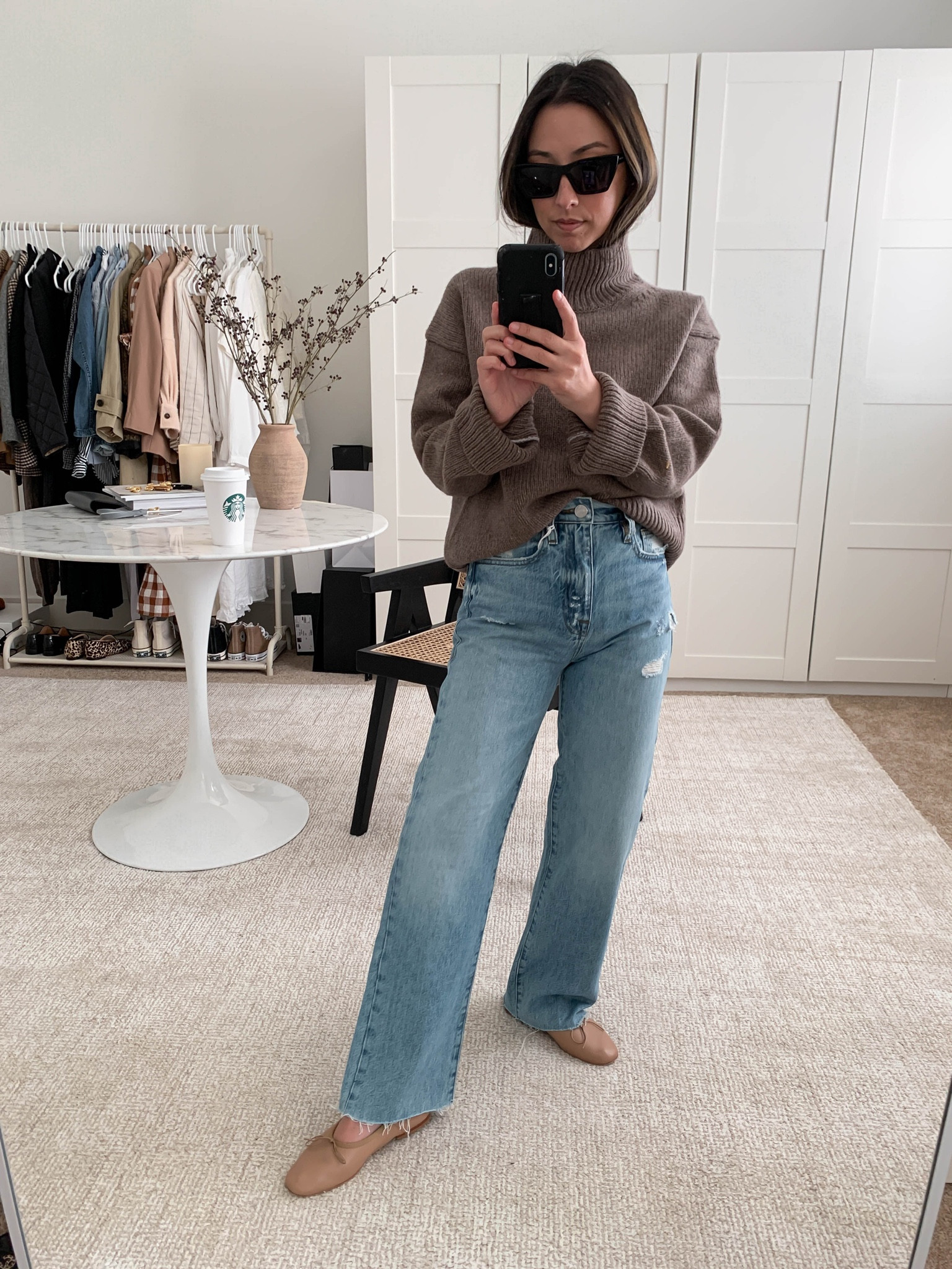 Frame Le Jane jeans. Sized down. These are great straight leg jeans, good length for petites. 

Sweater - Alex Mill xs
Jeans - Frame 23
Flats - Mansur Gavriel 35
Sunglasses - YSL