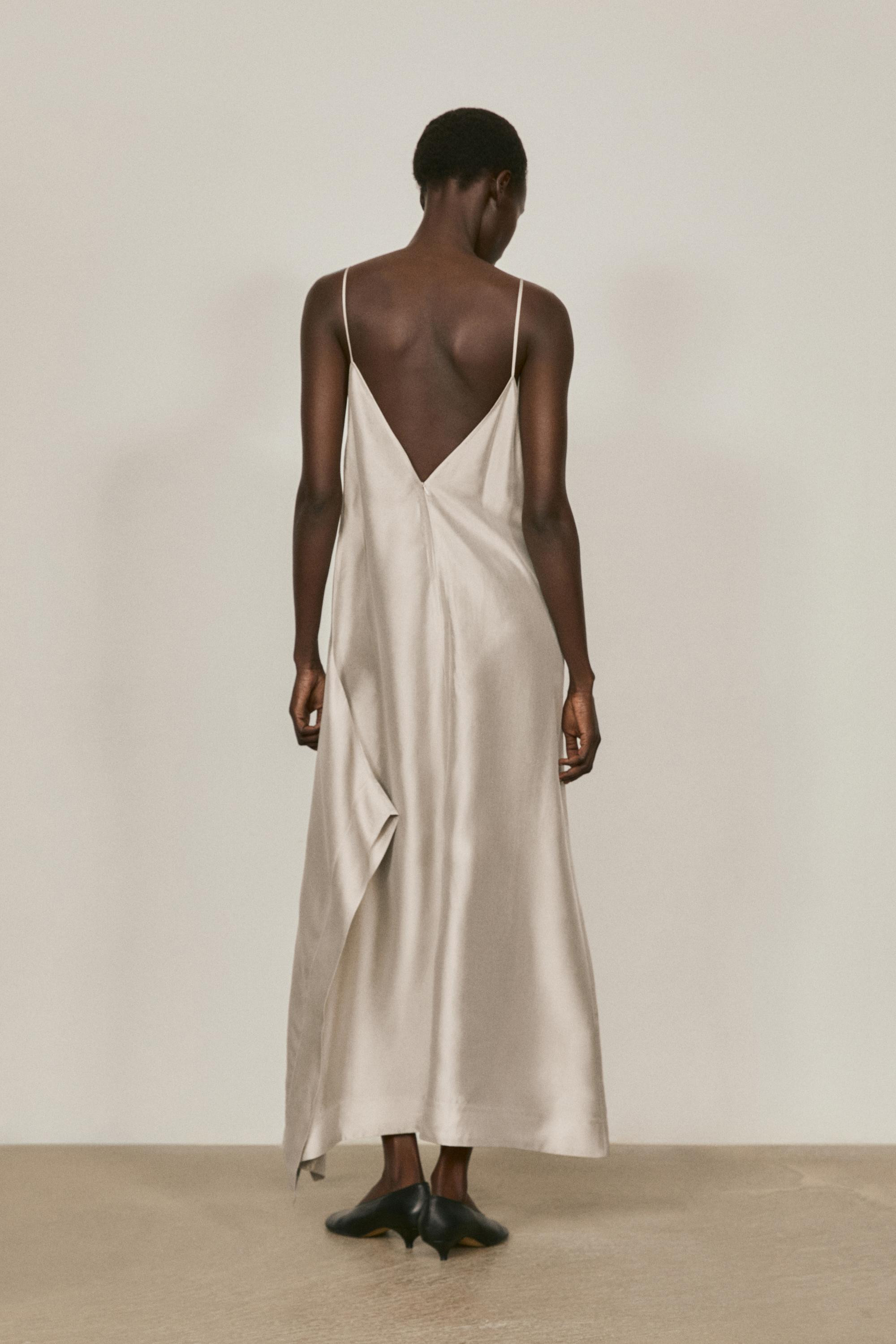 VIEW LOOK
Lingerie V-neck midi dress - LIMITED EDITION

 £249  Colour:  Champagne  Add to basket | Massimo Dutti UK