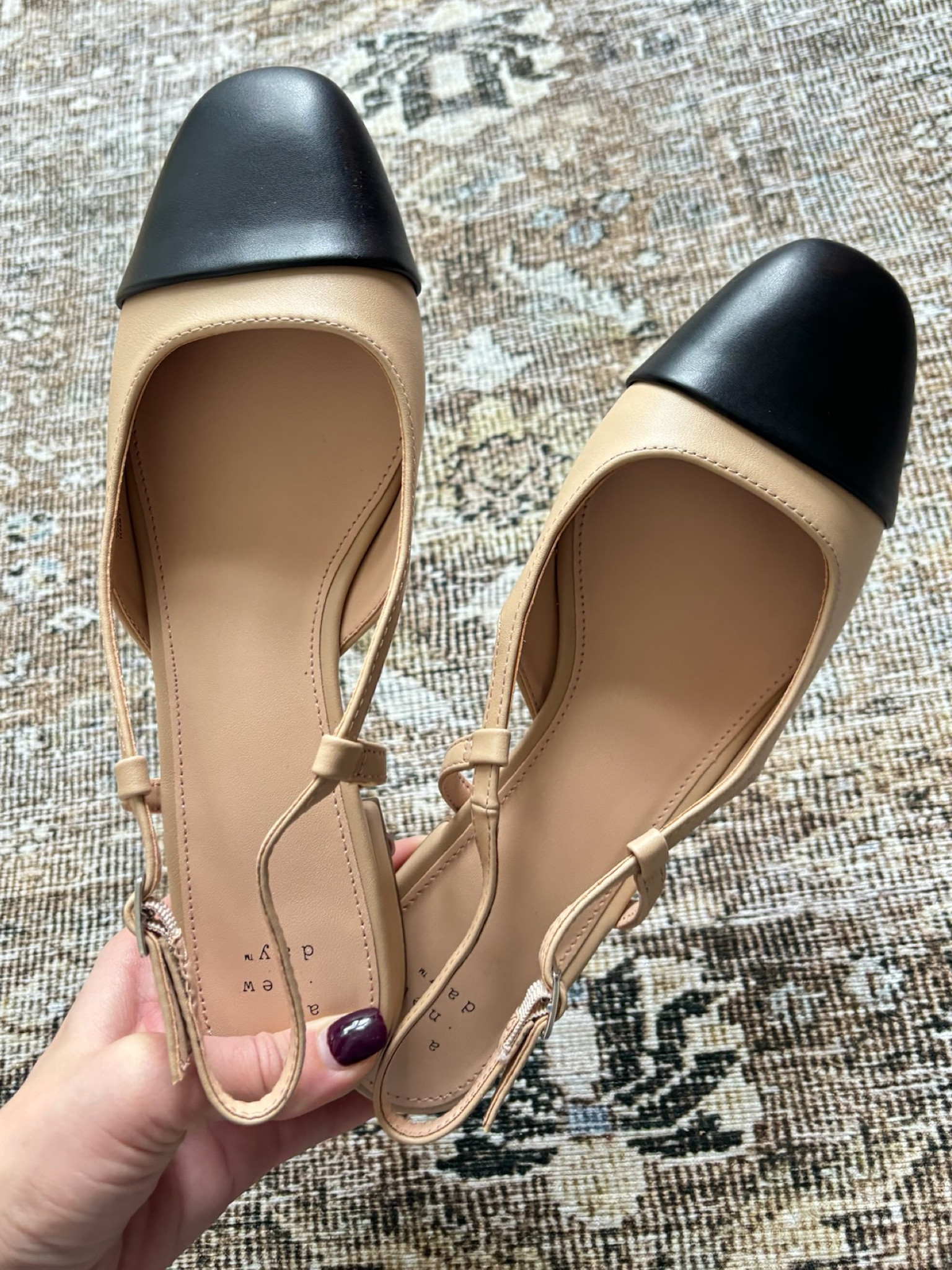 The cutest black and tan flats! 🖤🤎

Shoes, color block, fall, shoes for work

#LTKSeasonal