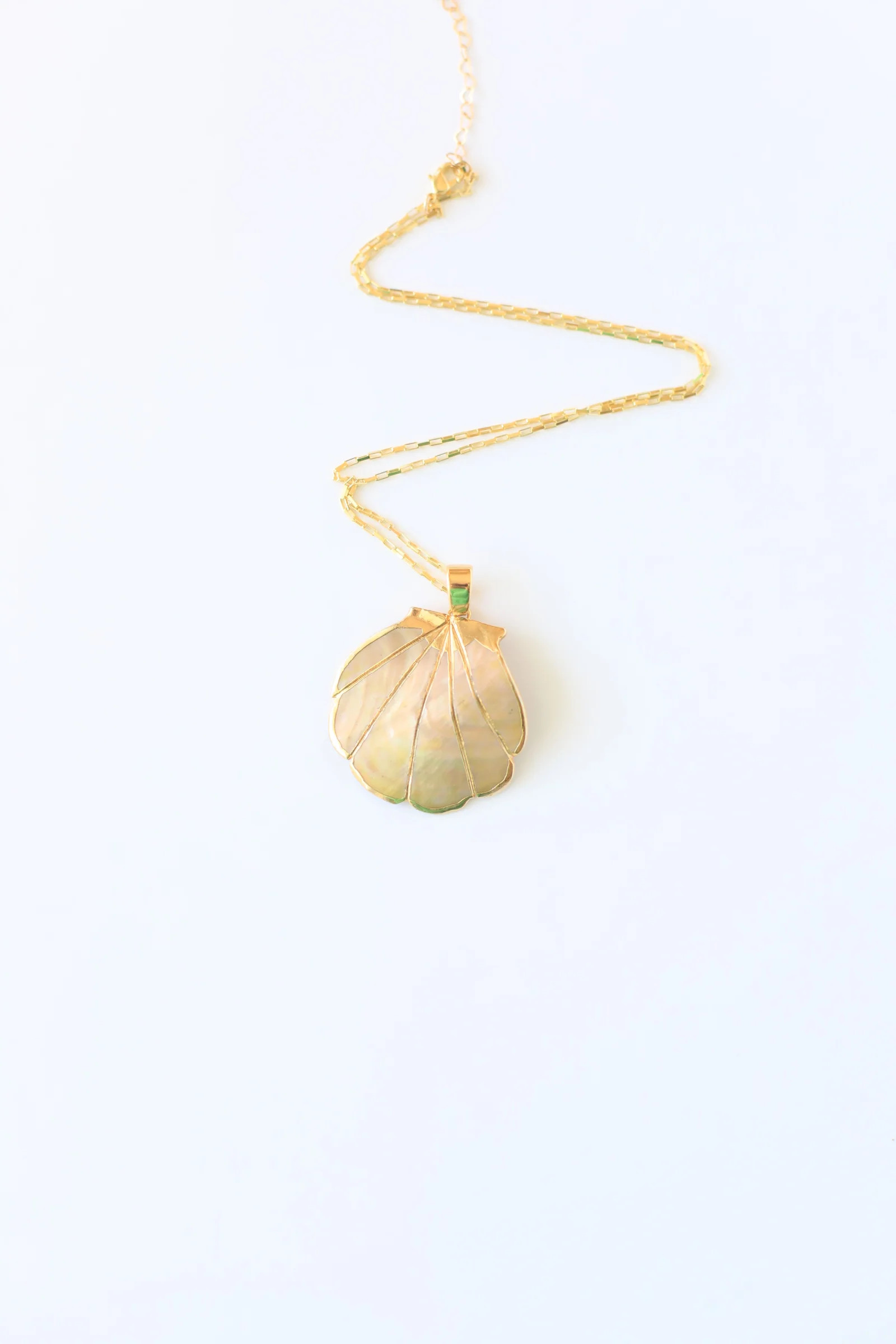 Vintage Gold Shell Pendant Necklace - 24k Edge Design | Forlanya | Forlanya