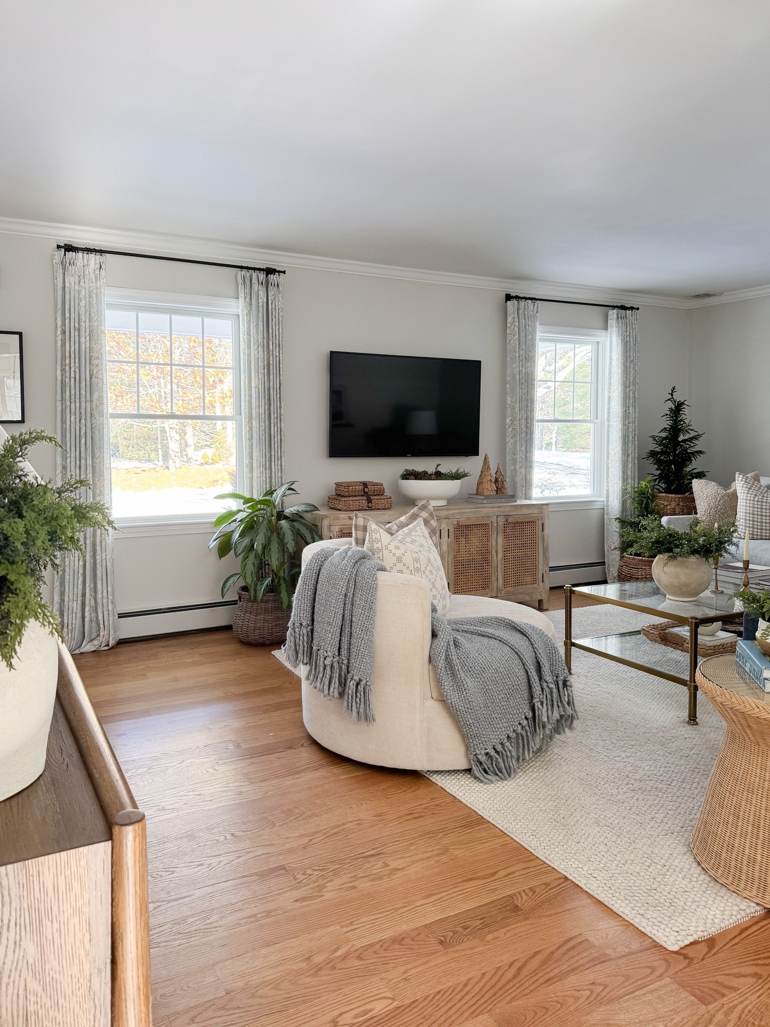 Classic living room styling holiday home decor home favorites cozy neutral home coastal decor sherricalnanhome

#LTKHome