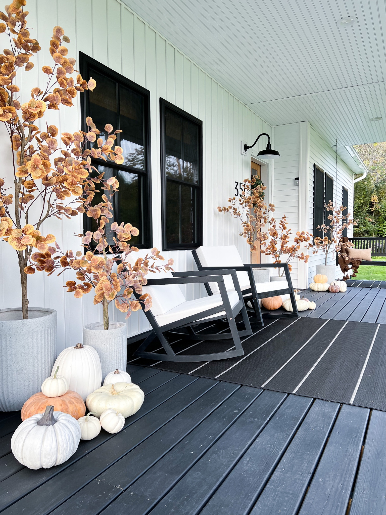 Fall front porch 🍂

#fallfrontporch
#falldecor
#fall
#frontporch


#LTKhome #LTKSeasonal #LTKHalloween