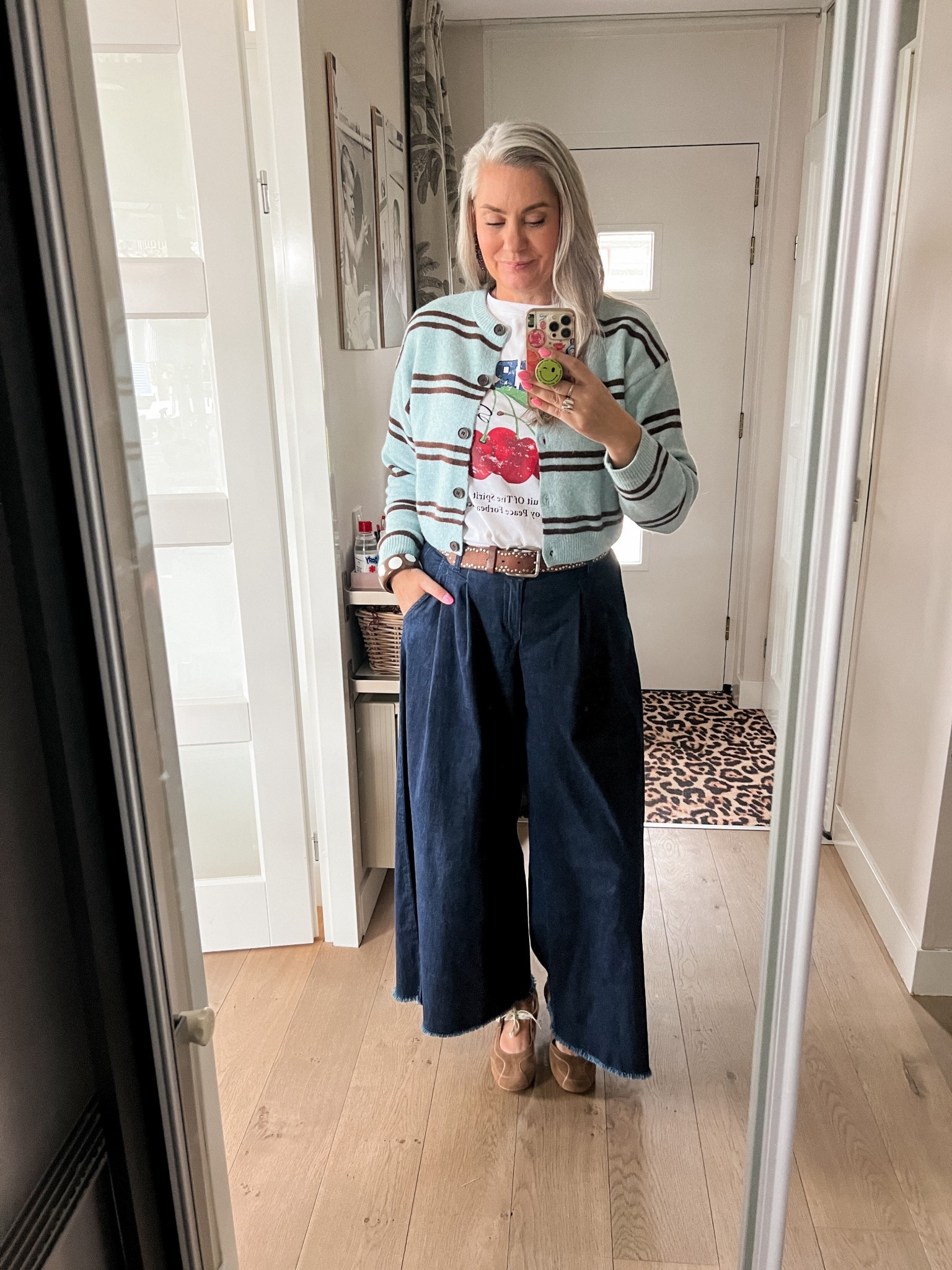 OOTD - zaterdag. Lichtblauw met bruin gestreept vestje (S), daaronder een wit T-shirt met print (40/42). Donkerblauwe superwijde denim broekrok of palazzo broek (40), bruin suède sneakerina’s (tts). 



#LTKMidsize #LTKTall #LTKootd