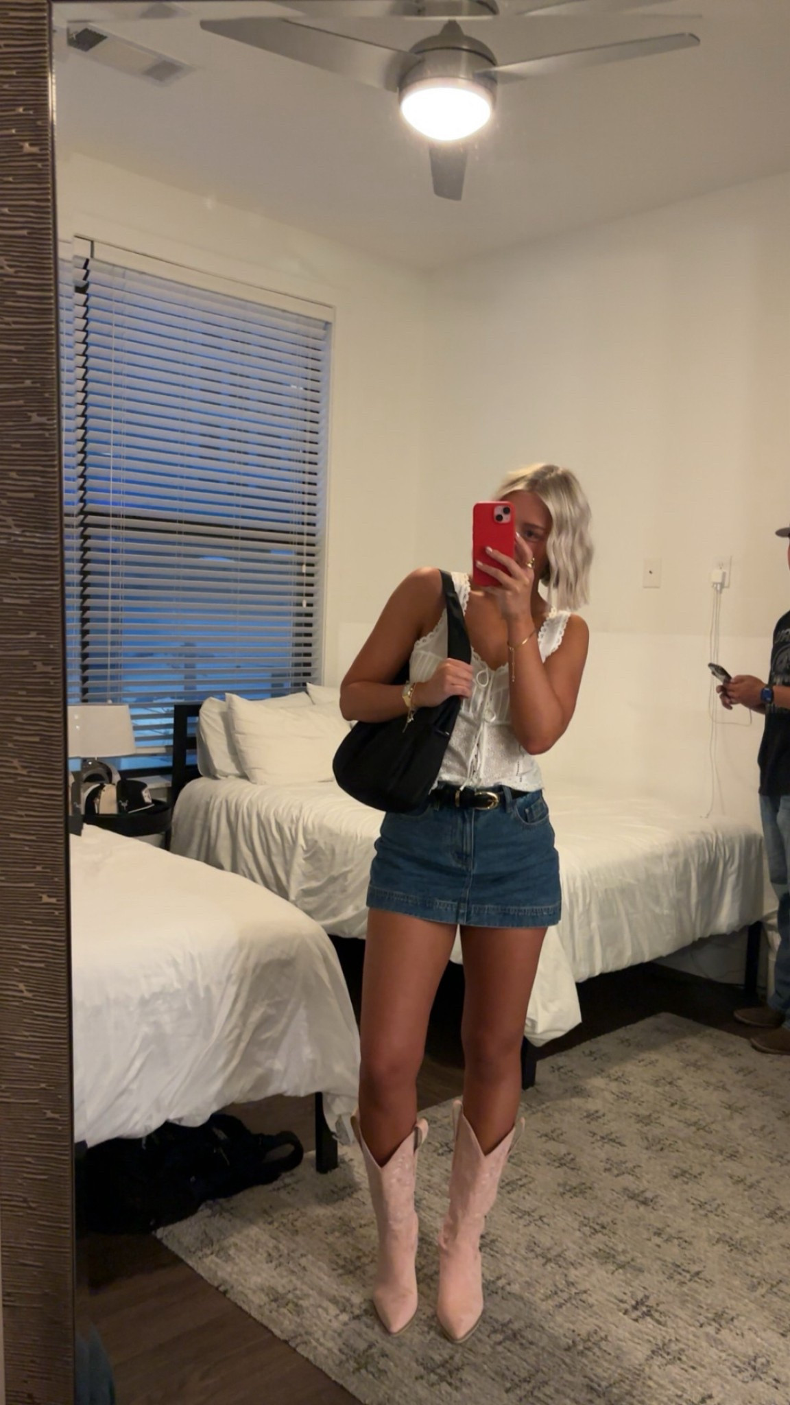 Night out in Nashville😍

Denim skort, pink boots, white top, edikted, lululemon, urban tans, gold jewelry
