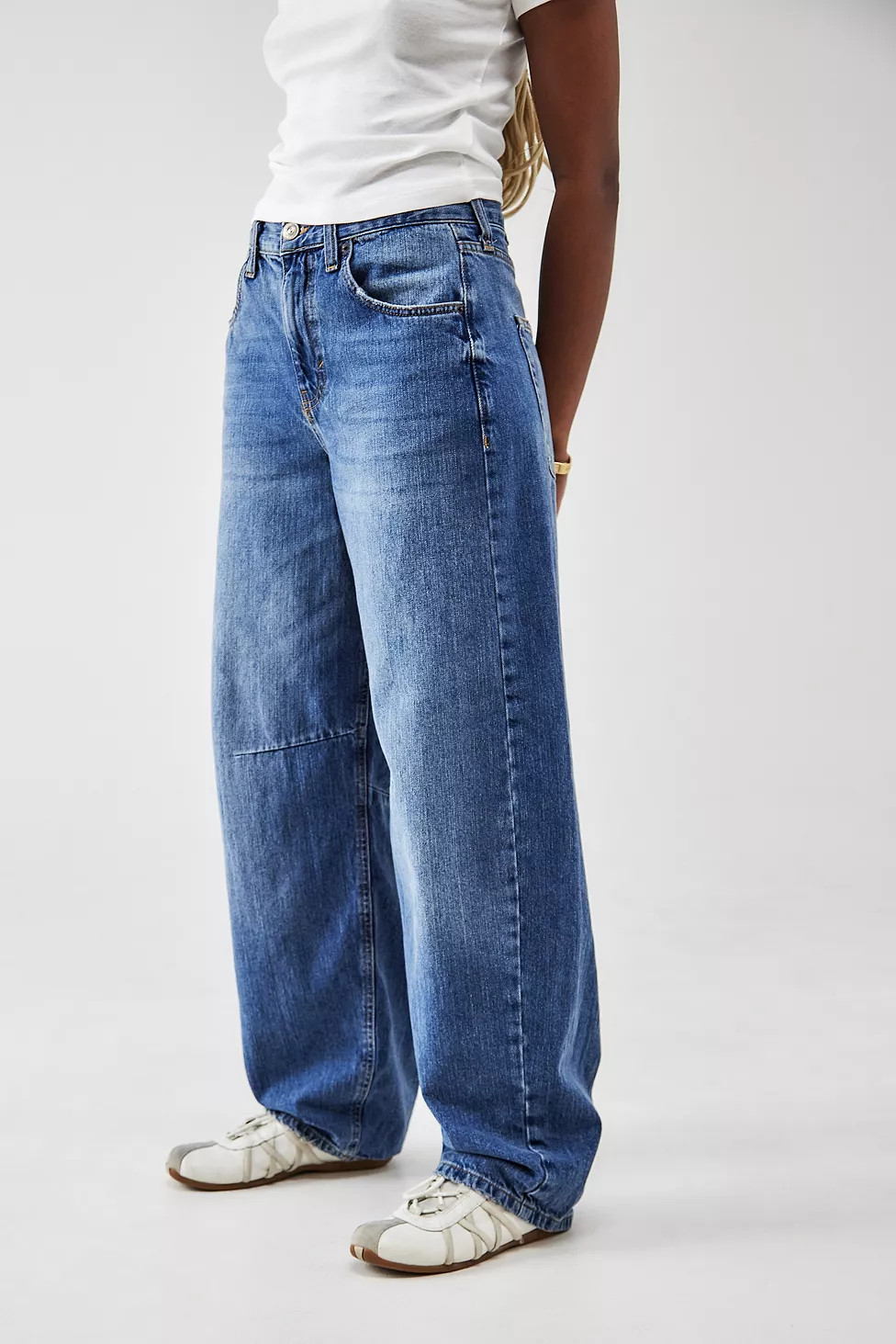 BDG Battered Vintage Wash Logan Cinch Back Boyfriend Jeans | Urban Outfitters (EU)