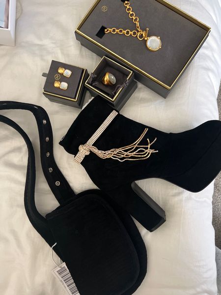 A little Holiday accessories ✔️ to dress up any look

Cecilia New York Holiday booties (look at those rhinestone details🖤✔️ perfect with this seasons satin cargo,
Paperboy faux leather crop pant, jeans and satin skirts and dresses.

Julie Vos gold and pearl Collection 

Quilted koala- corduroy belt bag
Save 20% with DARCY20



#LTKstyletip #LTKHoliday #LTKshoecrush