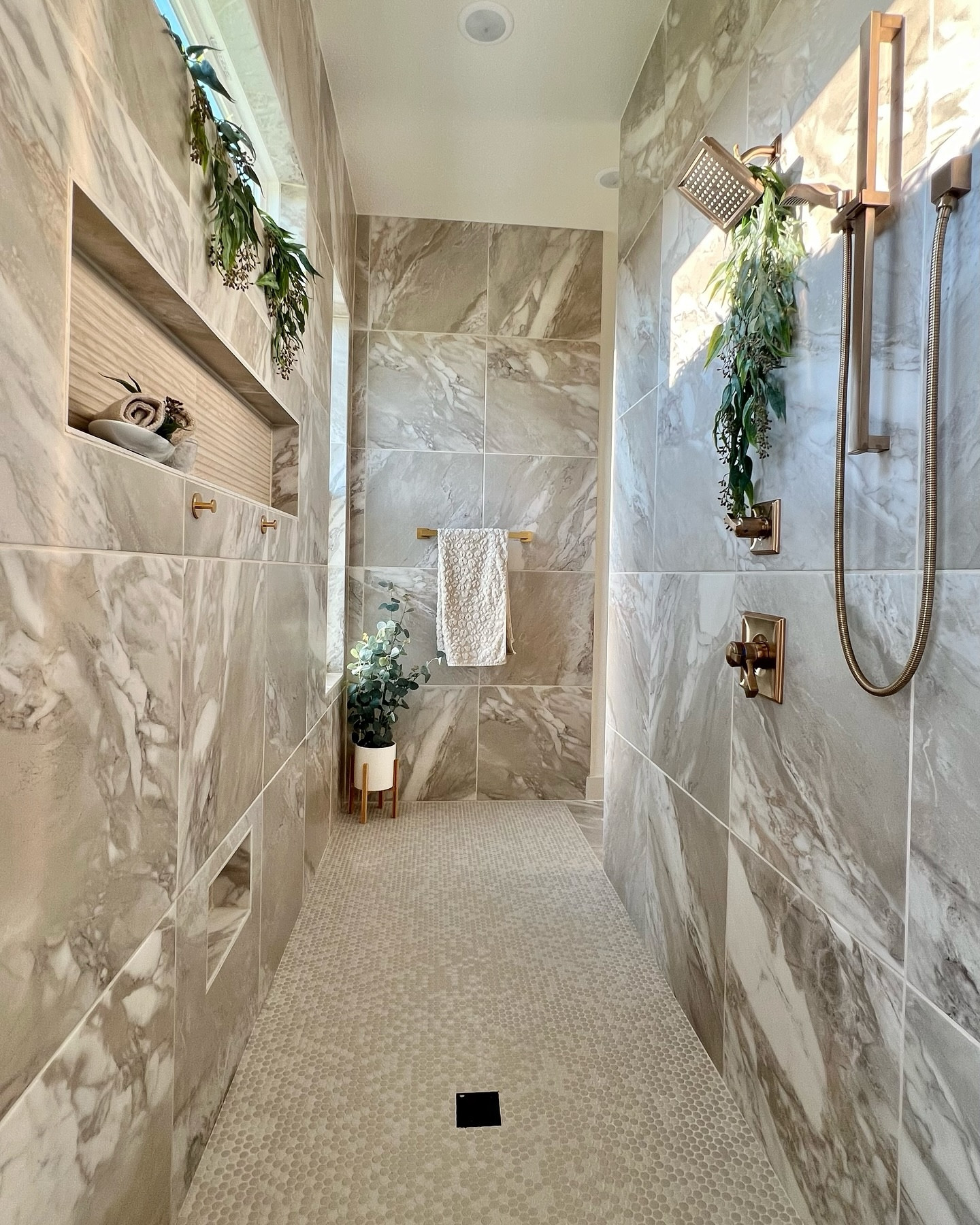 This is your sign. 🪧 

The Champagne Bronze color selection from @deltafaucet is the way to go. 

We went with all Delta faucets in our home, and for our master bath tub faucet & shower system, I chose champagne bronze and the level of elegance it leveled me up to is *🤌🏻*

What other color selections do you love for hardware? Are you mixing metals? 

.
.
#delta #customhome #bathroomdesign #bathroomdecor #bathroomgoals #bathroomsofinstagram #interiordesign #spabathroom