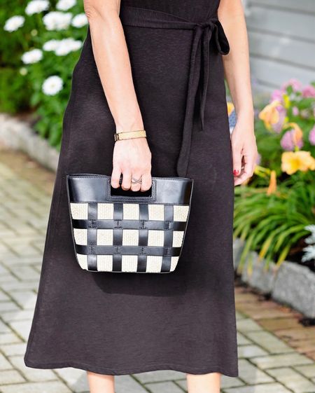 I love that you can carry this @talbotsofficial bag as a clutch or on the shoulder (or across the body) with the removable strap. It’s also adjustable so you can customize the length to your liking. #talbots #mytalbots #modernclassicstyle #ad #destinationsummer#talbotspartner