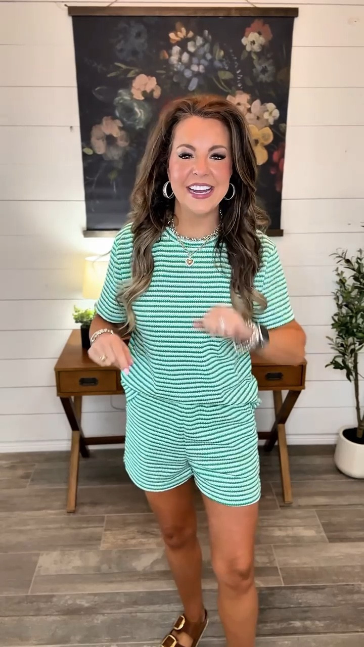 This set is So Cute! And So Comfortable! Just Perfection! 🤩
@Fisoew Clothing Co. #2pieceset #matchingset #springootd #stripes #greenish