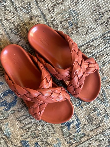 Comfy chunky leather sandals in a perfect terracotta! 

These are perfect t for summer travel! 