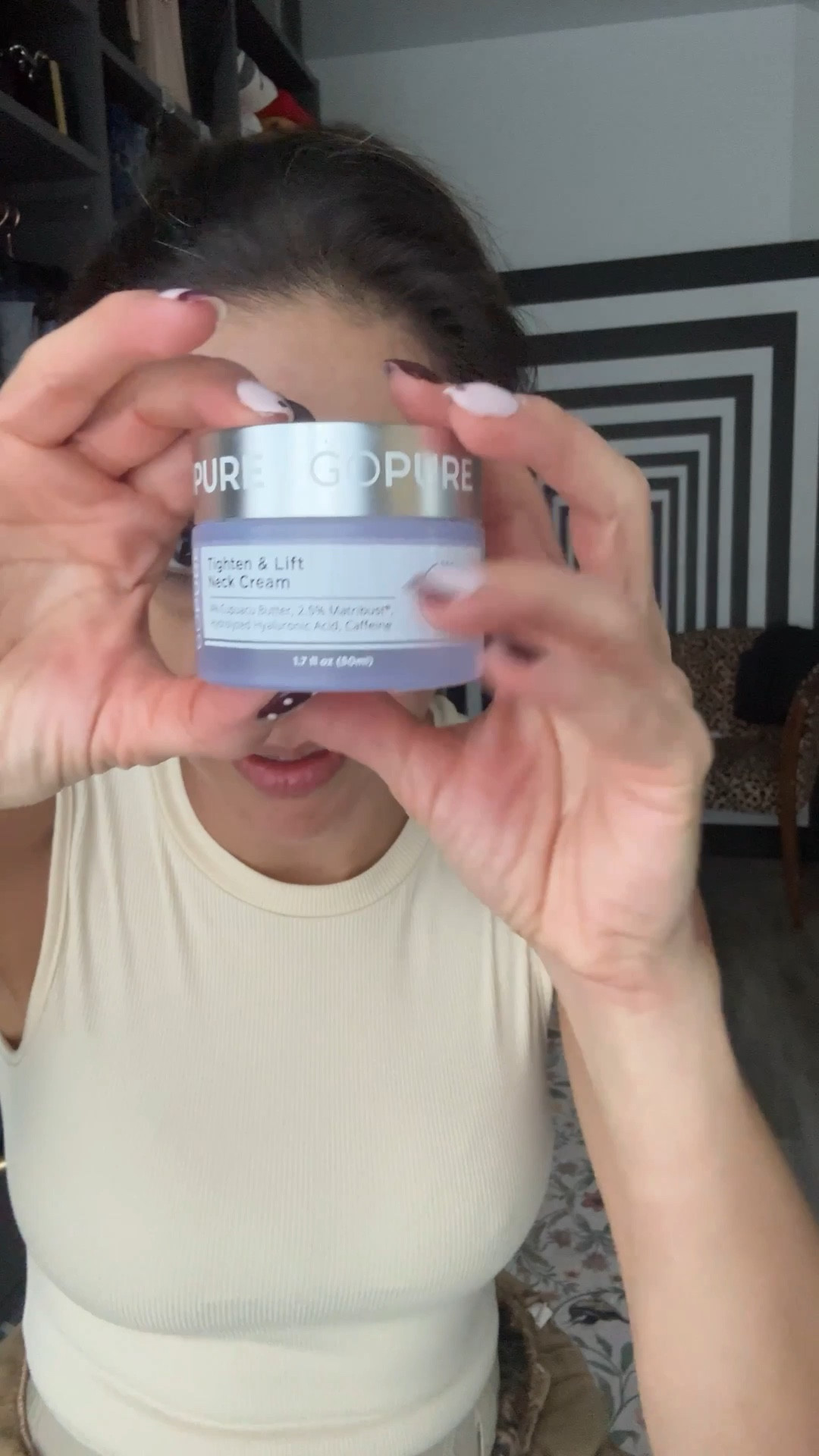 Si estás en esa etapa en que necesitas cuidado para el cuello.. pues I GOT YOU BABY!
Y como digo en el video, no esperes un cambio en una semana cuando tu piel se ha estado desgastando por años. 
Pero hay que hacer algo y esto es un opción 
Me cuentas
Chau chau ❤️ 

