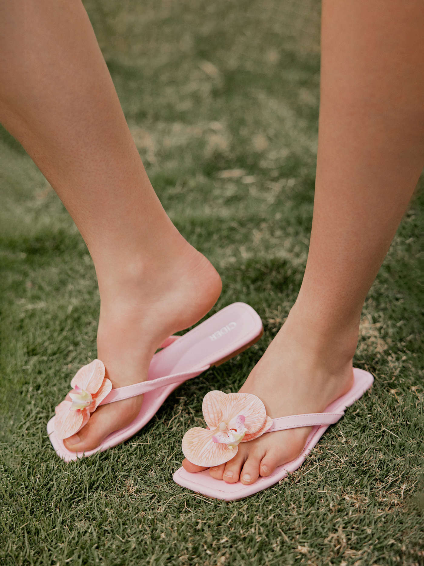 FLOWER DECOR FAUX LEATHER FLIP FLOPS For Picnic Vacation | Cider
