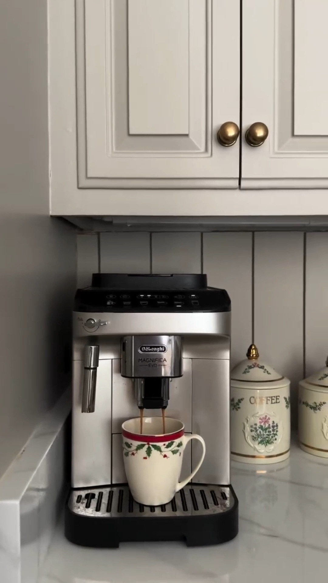 December in the colonial was magical ✨

As the year winds down, I’m soaking up these little moments before we turn the page and it’s go, go, go again. 

Happy New Year to you and yours! Grateful for what 2025 served me and I’m so excited for what 2026 has in store 🥂

#cozyhome #traditionalhomes #lovewhereyoulive #collectedhome #holiday