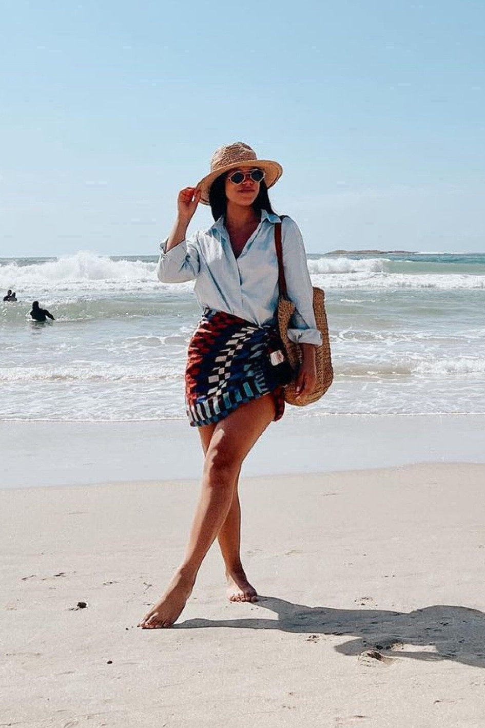 Um look praia Chic 🤍 camisa + canga amarrada como saia!!!! 

#LTKbrasil