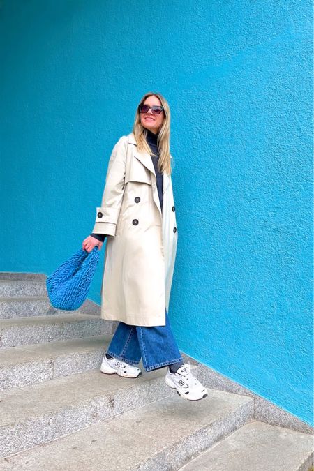 Trench Coat. Fashion Blogger Girl by Style Blog Heartfelt Hunt. Girl with blond hair wearing a trench coat, edgy sunglasses, turtleneck sweater, wide leg jeans, blue statement bag and New Balance sneakers. #trenchcoat #springlook #colorfuloutfit #colorfulstyle #colorfulfashion #colorfullooks #fashionfun #cutespringoutfit #springfashion2023 #springlookbook #fitcheck #dailylooks #dailylookbook #contentcreator #microinfluencer #discoverunder20k