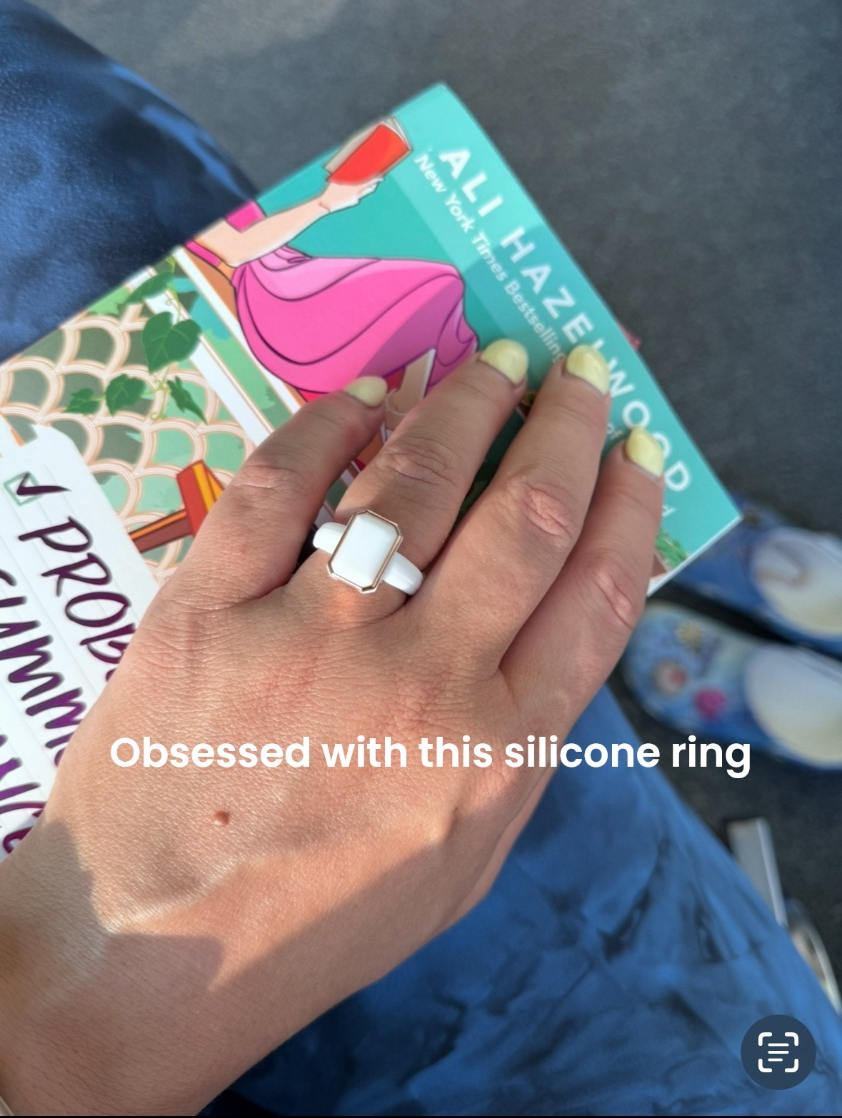Obsessed with this silicone ring for pool and beach days 
