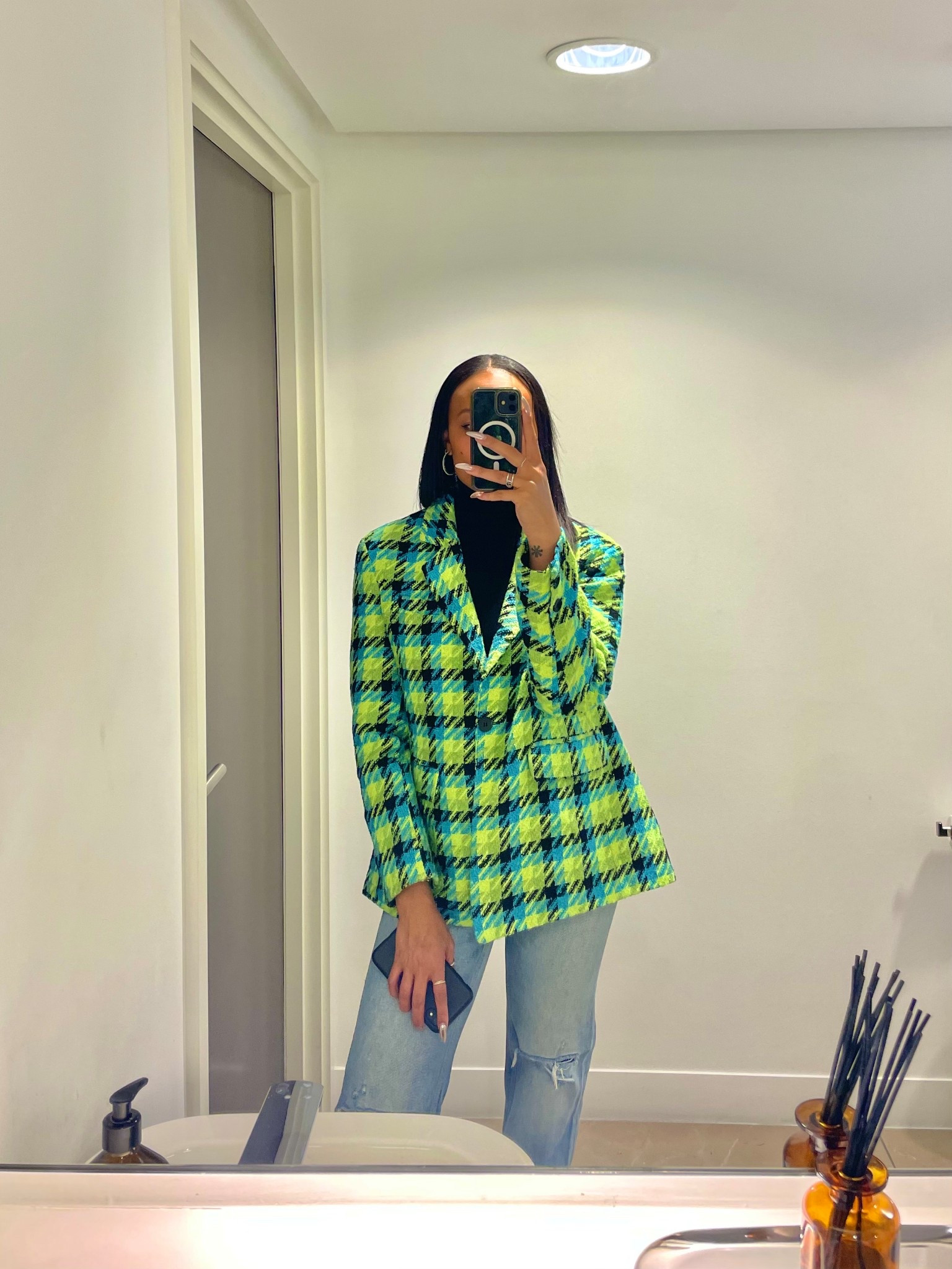  Clearing through the drafts! Another work mirror look in my fave color 💚

Top: Primark 
Jacket: Nastygal
Denim: Levi’s 

#LTKSaleAlert #LTKootd #LTKWorkwear