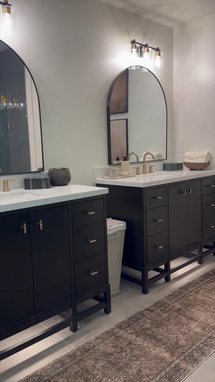 This builder-grade bathroom went through multiple transformations and the final result? She’s giving 😮‍💨✨ Homegirls, what do we think about this makeover?
#bathroommakeover #homerenovation #bathroomstyling #buildergradeupgrades #homedecor 

#LTKHome
