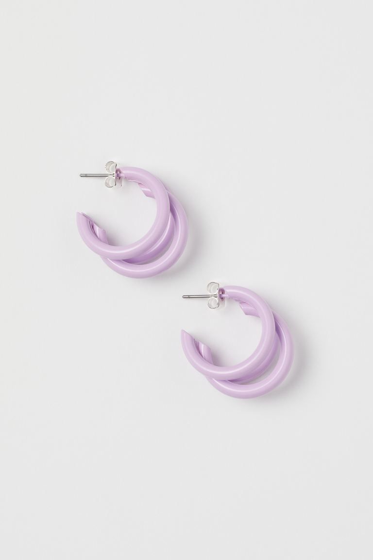 Ein Paar Ohrringe mit je drei Halbkreisen aus farbigem Metall. | H&M (DE, AT, CH, DK, NL, NO, FI)