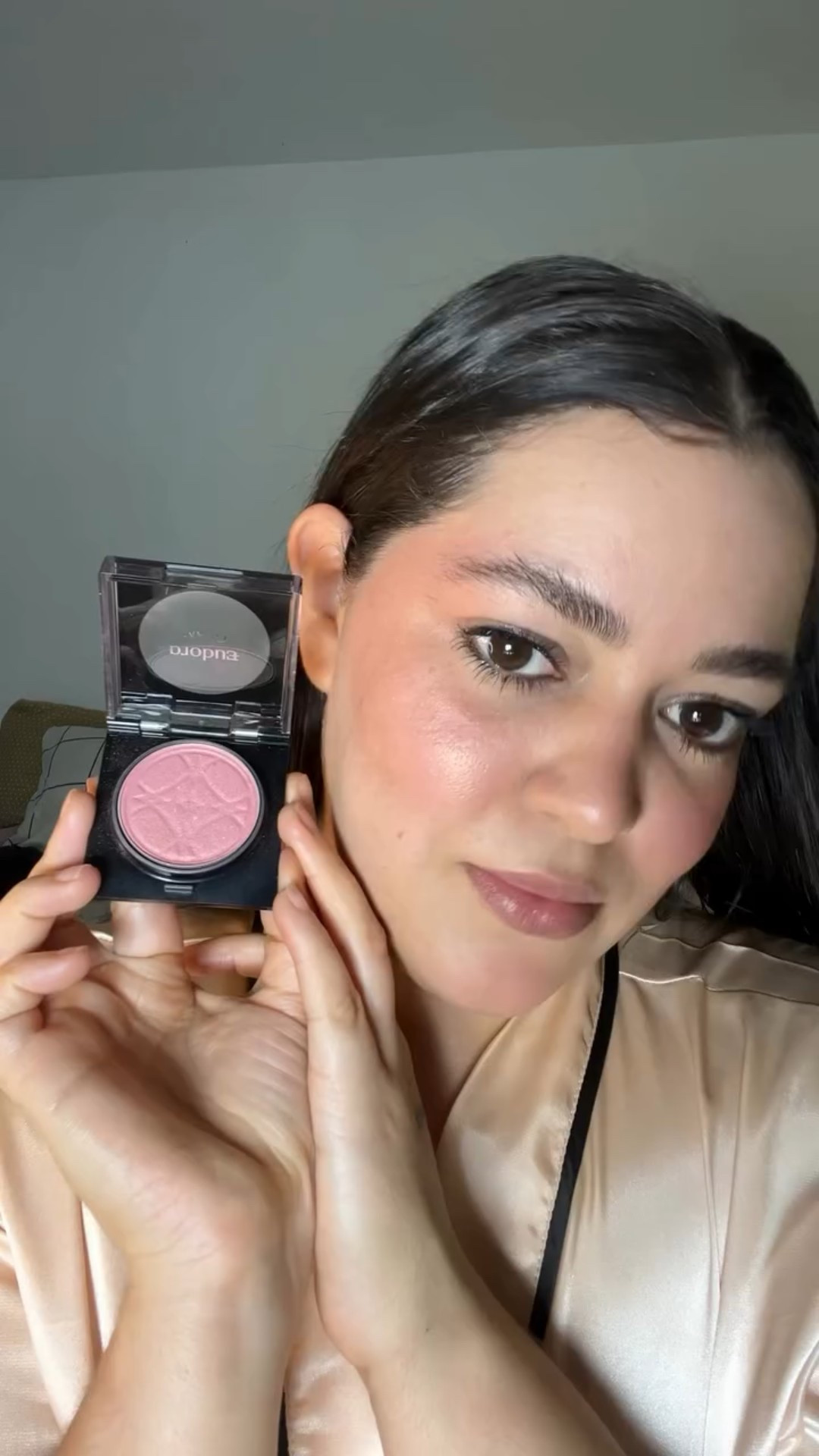 ✨🍑 se você, assim como eu, ama um blush cintilante, com certeza vai se apaixonar por esse da @eudora! Ele tem um tom pêssego lindo com brilhos dourados que são simplesmente tudo pra mim. Eu amo! ✨ 

🍑você já testou ou ficou com vontade de experimentar? Me conta nos comentários! 

🔗 vou deixar ele na minha loja LTK, link na bio 🖤

•
•
•

#makes #maquiagem #maquiagemx #maqui #maquiagembrasil #maquiagemnatural #maquiagemnacional #eudora #blush #blushblush #peleiluminada #brilhos #automaquiagem