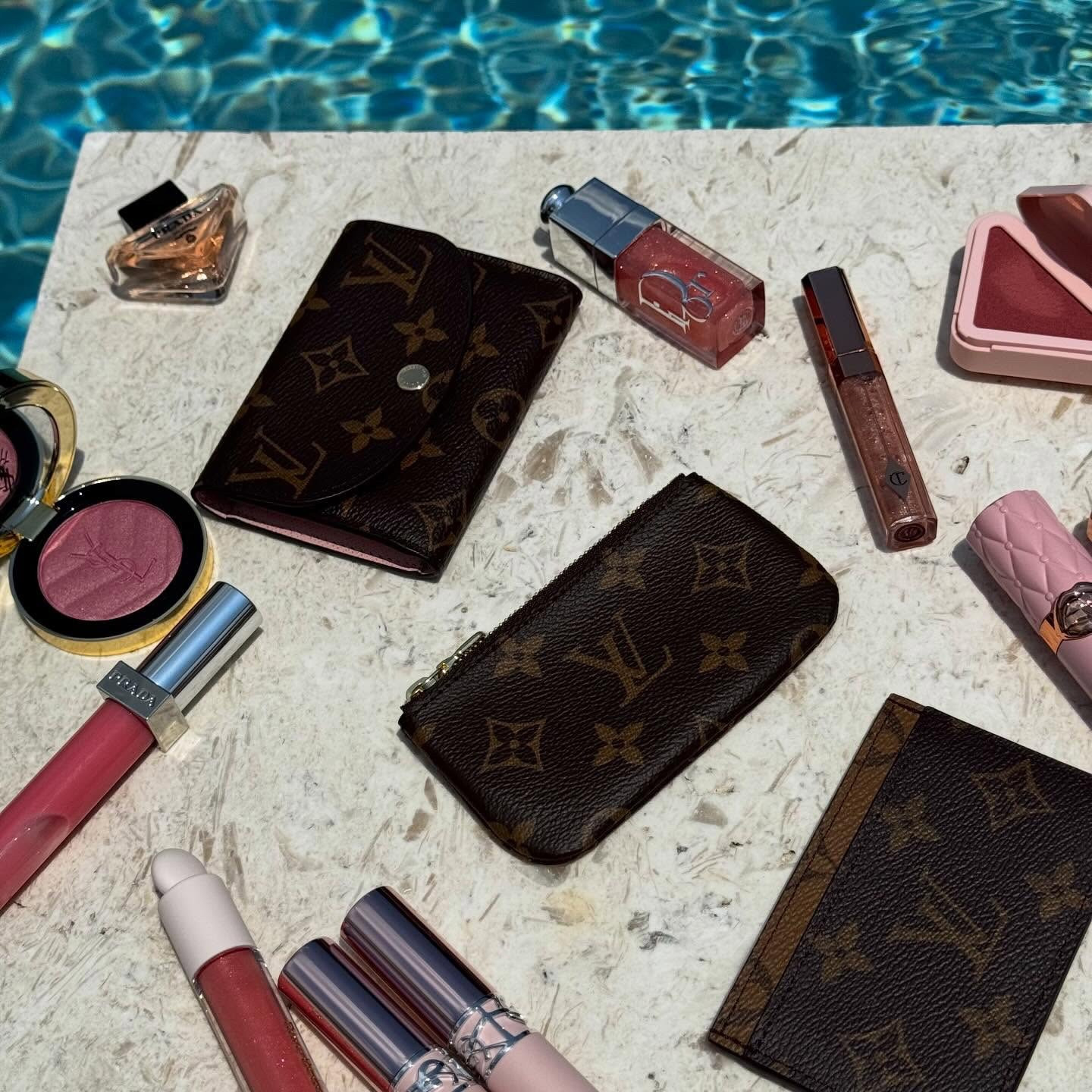 monogram Monday mood 🤎✨

brown and pink… my kind of color palette 🤎🎀

what’s your favorite piece here? 👀

follow and save for beauty + handbag inspiration ✨

@pradabeauty @diorbeauty @yslbeauty @rarebeauty @charlottetilbury 

Beauty, beauty lover, skincare, makeup lover, luxury handbags, Chanel, makeup addict, girly things, Louis Vuitton, LV Beauty, Rhode, Laneige, Rare Beauty, Tower 28, Summer Fridays, YSL, Dior, Florence by Mills, it girl, soft girl, vanity, vanity aesthetic, vanity goals, aesthetic, flatlays, lippies, makeup lover, LV lover, monogram Monday, pink, FYP, viral reels

#louisvuitton #makeup #ａｅｓｔｈｅｔｉｃ #flatlay #aesthetic