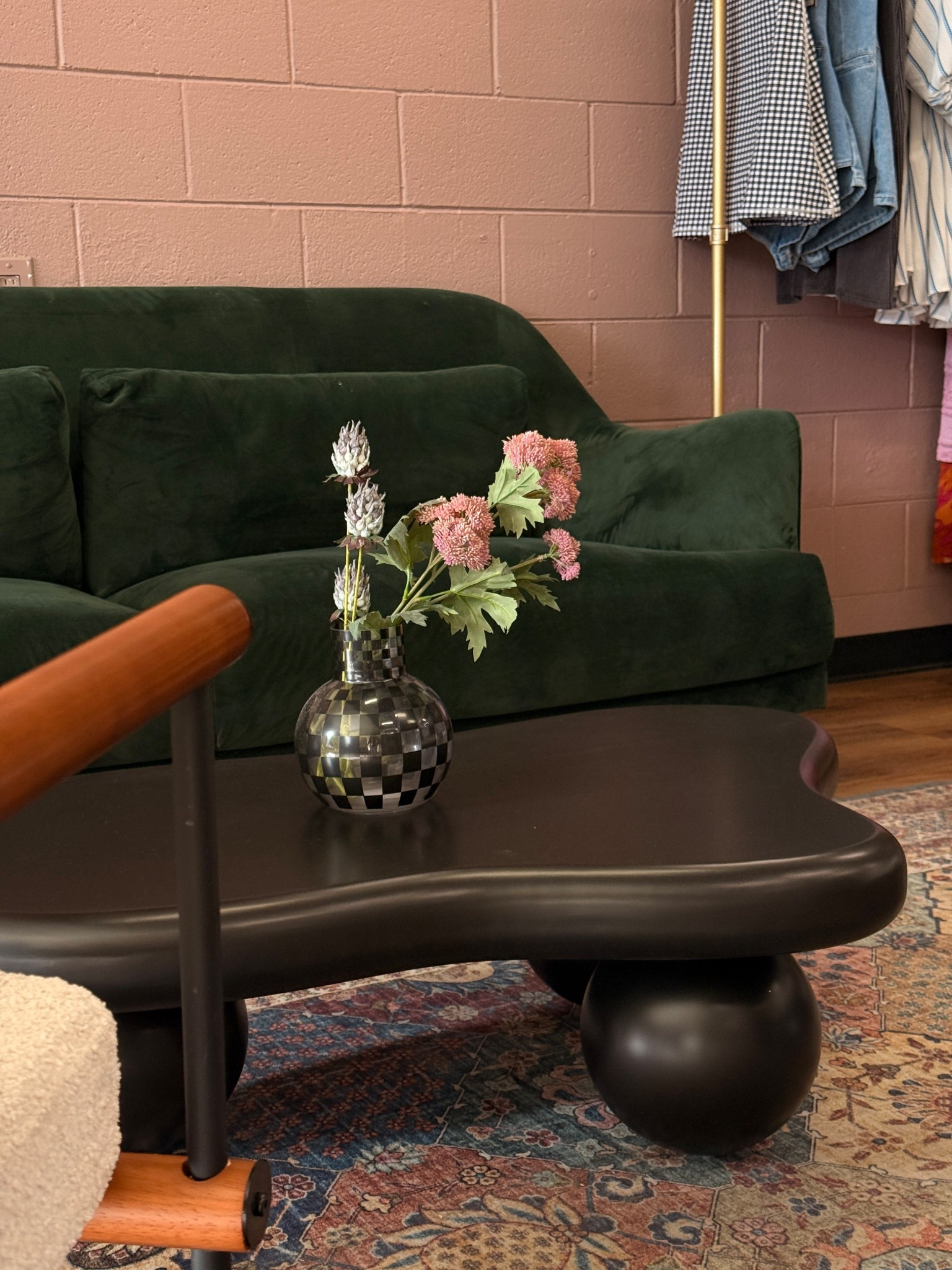 More cozy, luxe upgrades in the salon. This coffee table was sooo easy to put together and I think it’s so chic in the new seating area 😍