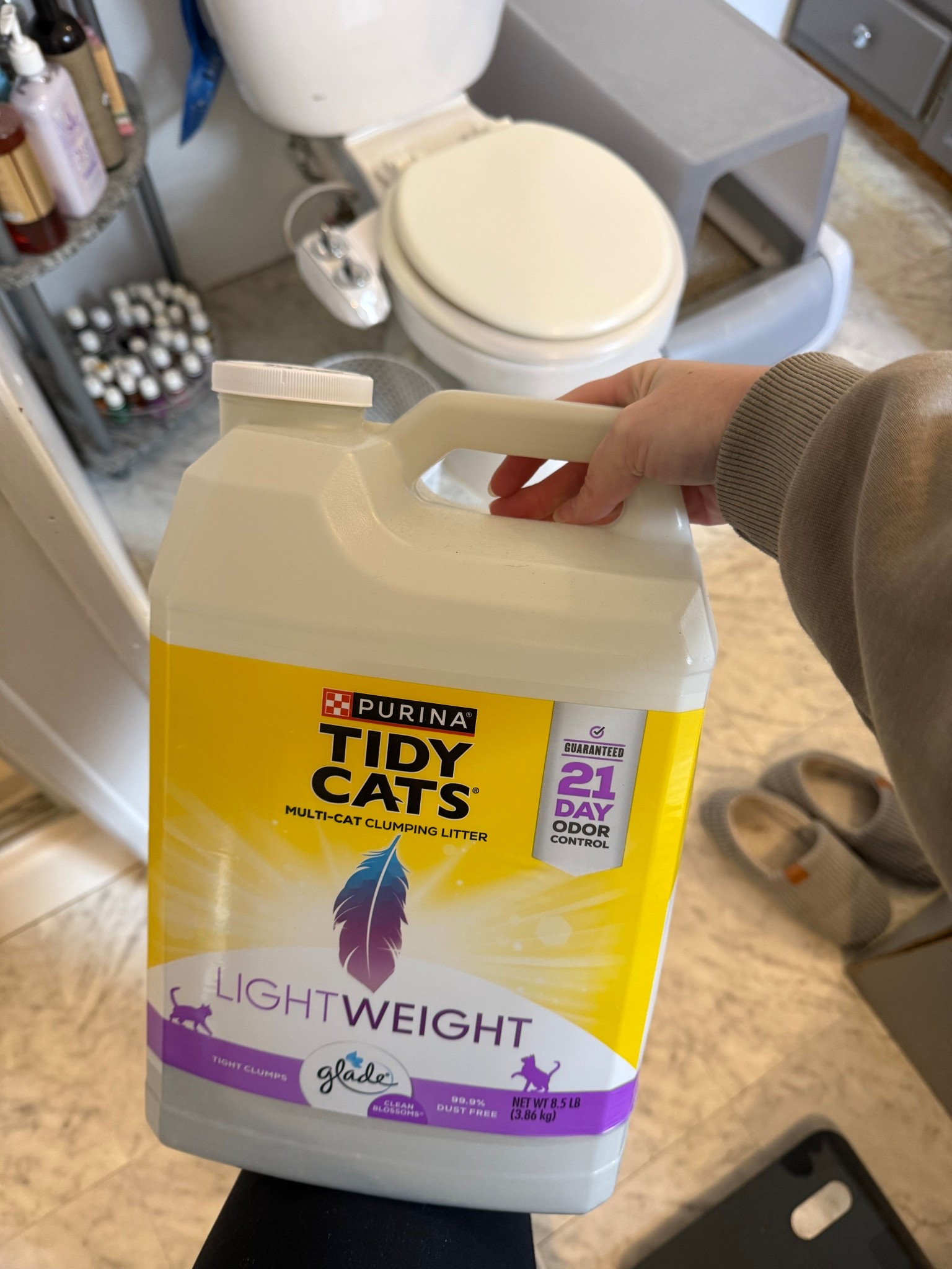 So far the best cat litter I’ve come across to keep smells away 
