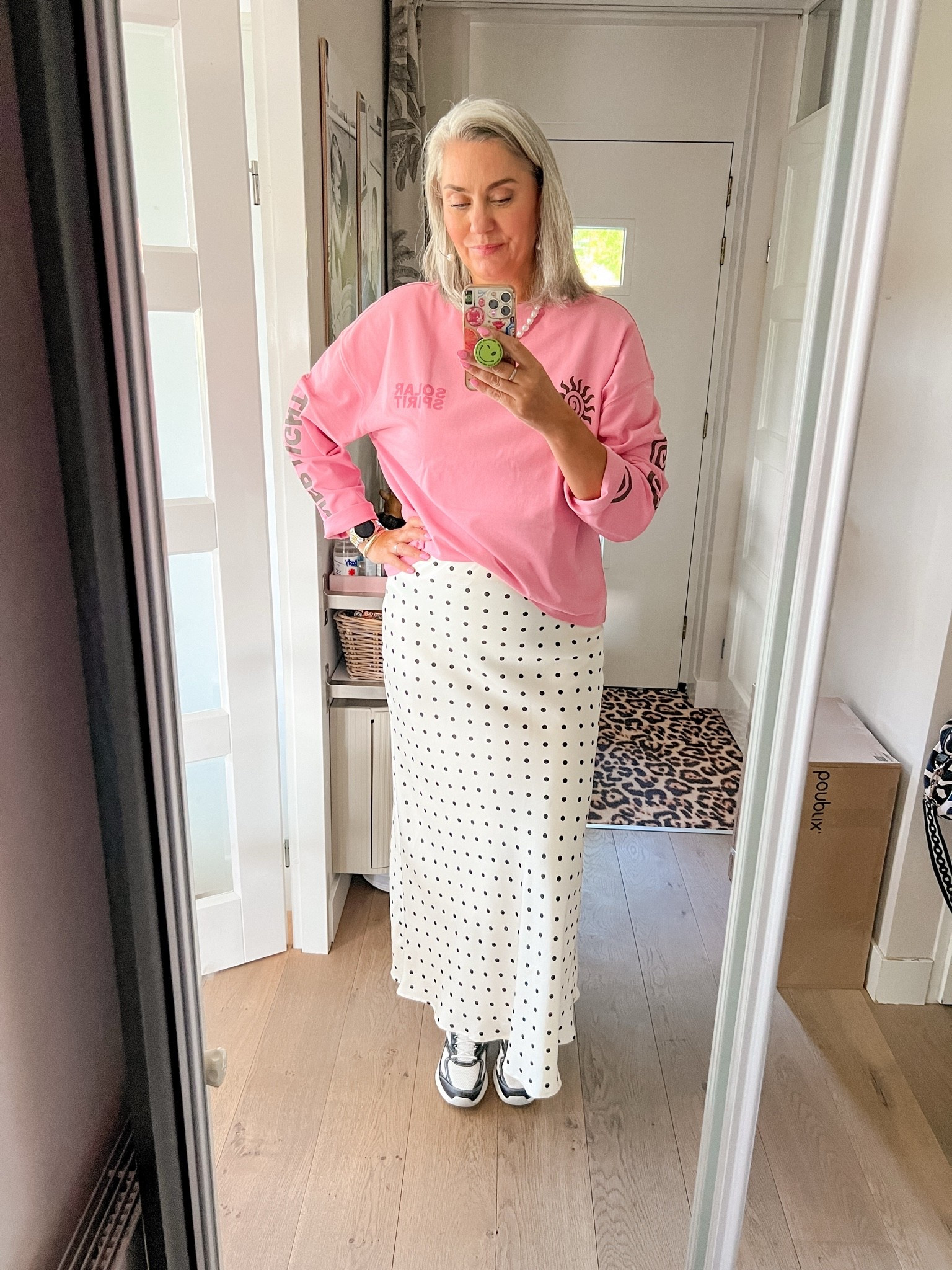 OOTD - Dinsdag. Witte satijnen rok met zwarte stippen (Neo Noir, 42), roze longsleeve met prints (M) en zwart witte Skechers sneakers.

#LTKnederlands #LTKeurope #LTKmidsize