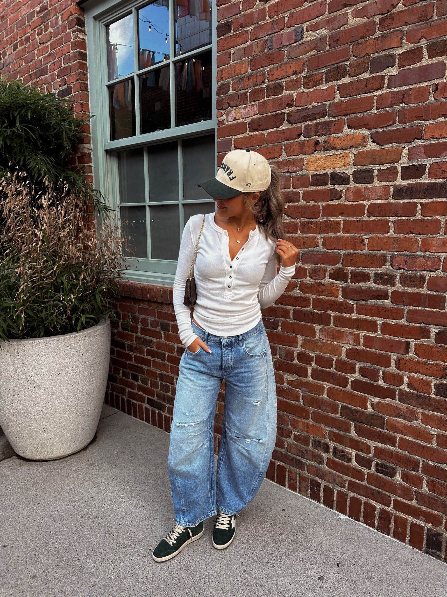 ootd in Franklin tn!! 
•XS in top
•26 in jeans for a baggy fit