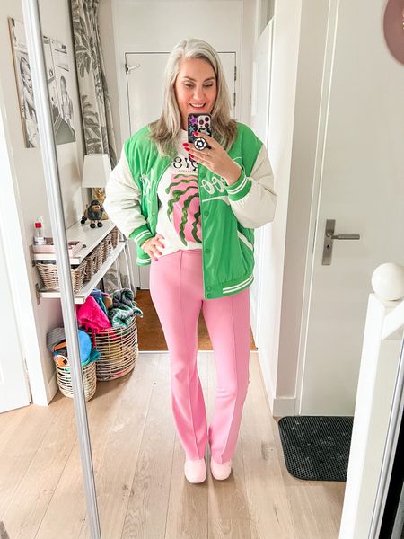 Outfits of the week 

Spending the day unpacking, running errands and taking care of our sick 🐈. 

Wearing a green satin bomber jacket (Primark, L), a green and pink printed oversized T-shirt (M) and pink trousers (local boutique, M). Paired with pink heart Skechers x J. Goldcrown sneakers. 



#LTKshoecrush #LTKstyletip #LTKeurope