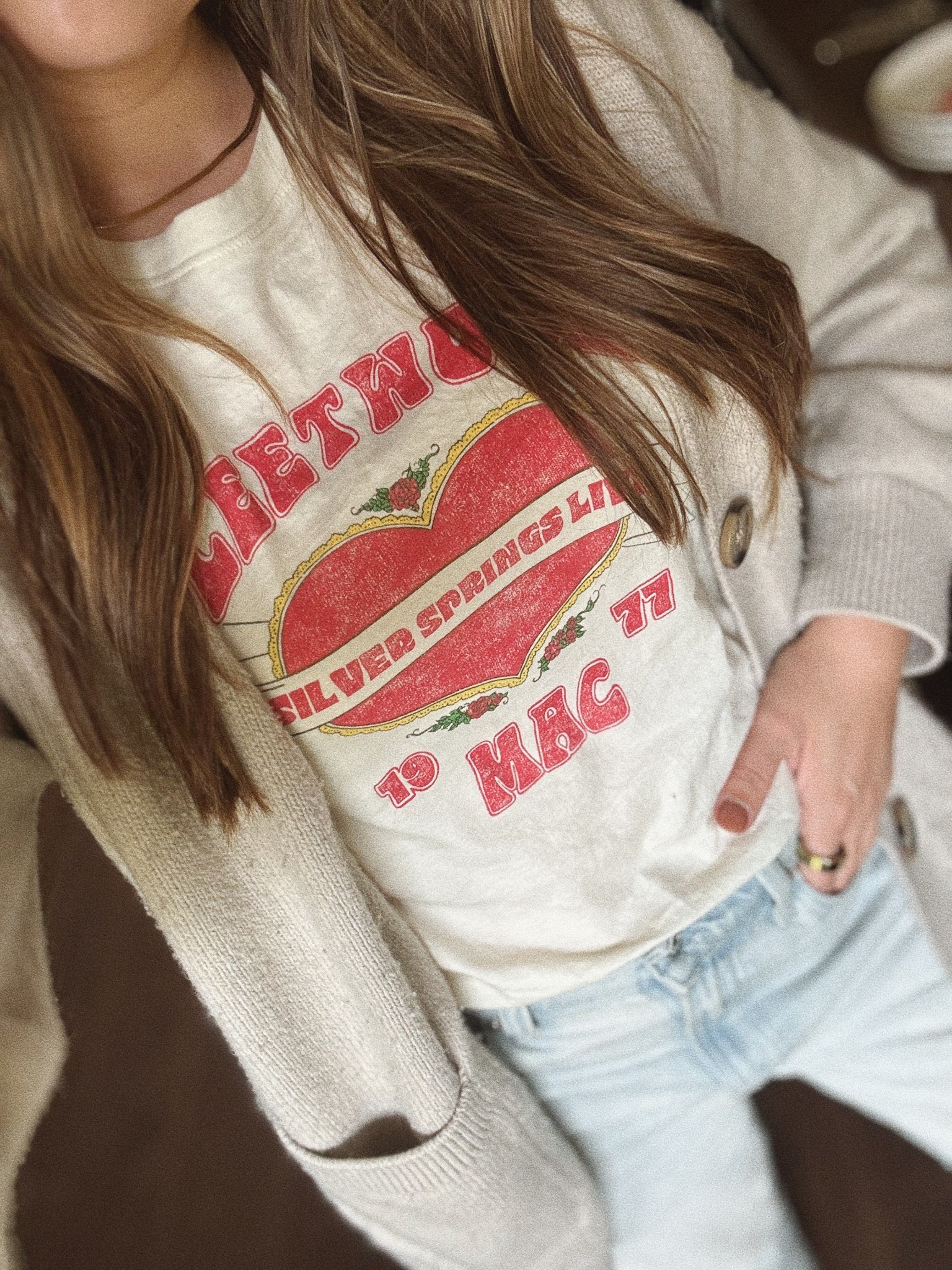 comfy Monday outfit! 🤎

I picked up this tee from @anthropologie yesterday and instantly had go wear it today! The SOFTEST material ever. This is my second graphic from Anthro and they seriously are the comfiest shirts ever. Paired with an old @hm cardigan and barrel jeans. Simple but chic! 


#LTKFindsUnder100 #LTKSeasonal #LTKStyleTip