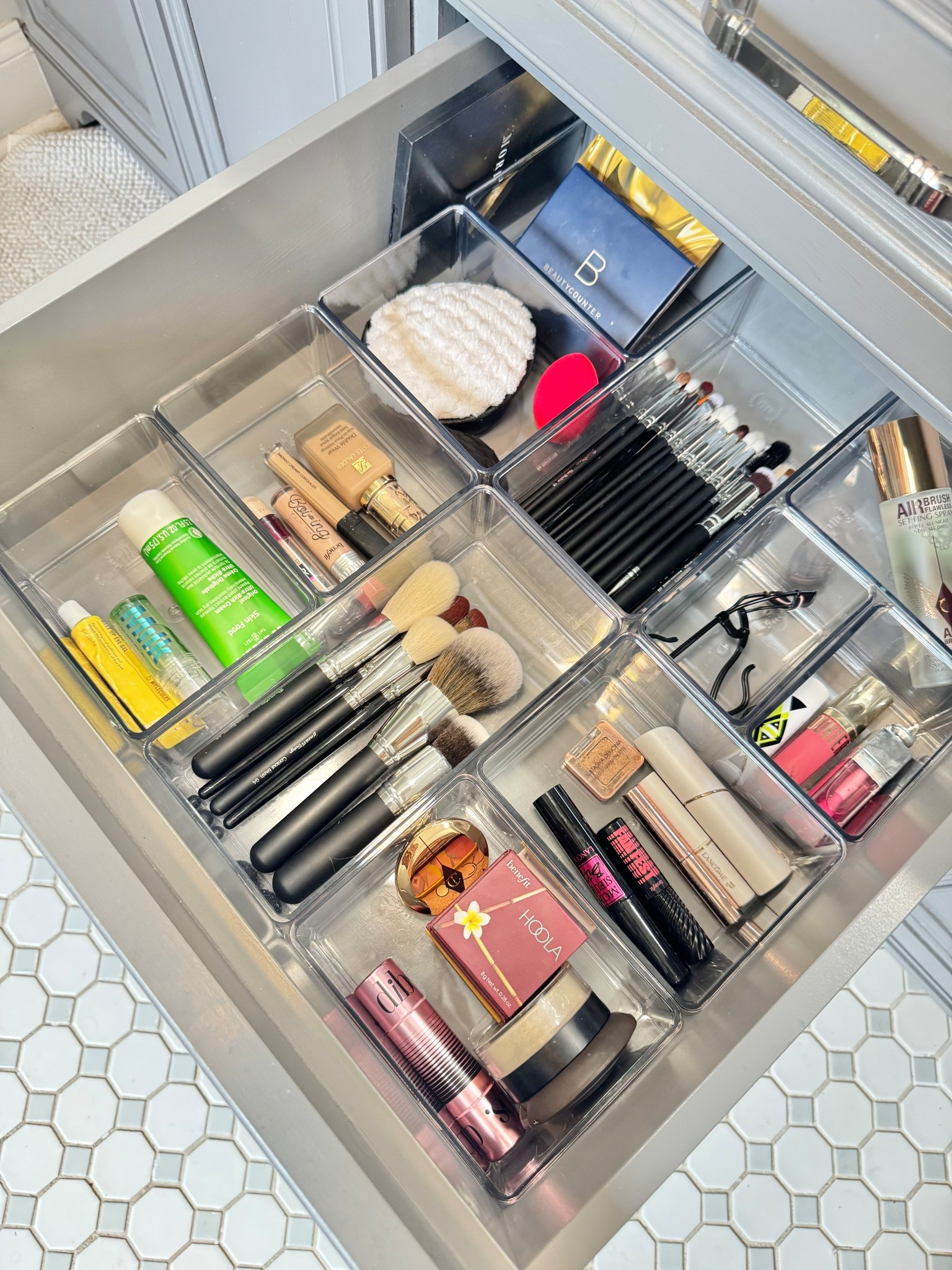 Part 2 of our bathroom project is here! You saw how we prep—shopping for the right products, categorizing, and editing down what no longer serves the space. Now it’s time to implement the systems that bring it all together.
Here’s a little peek behind our process: nothing is random, and nothing is just “thrown in.” We design systems that actually work—tailored to how our clients live day to day. Because no two bathrooms (or people!) are the same.