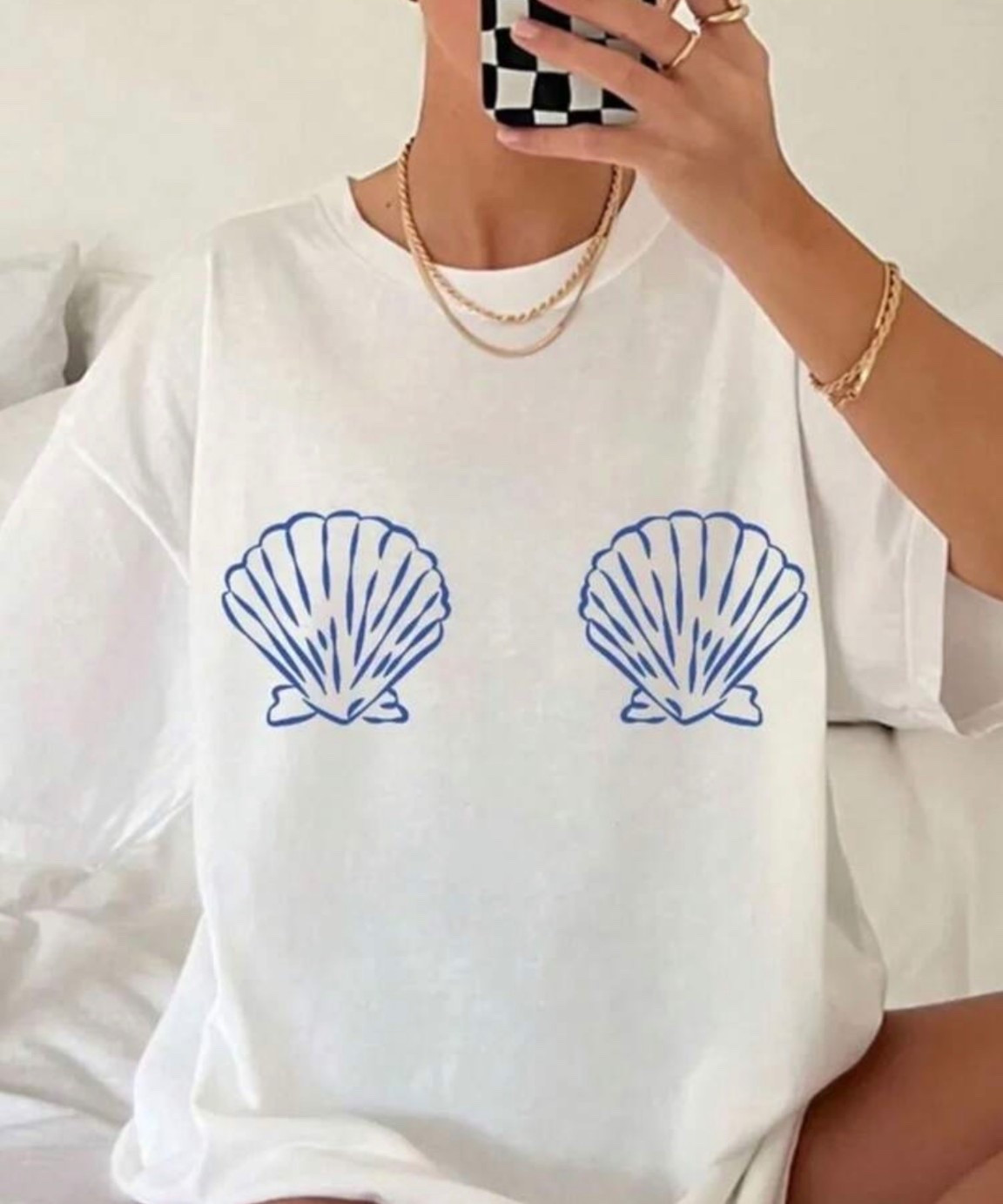 White T with blue sea shells graphic design. Comes in 2 colors 🌊⚓️🐚