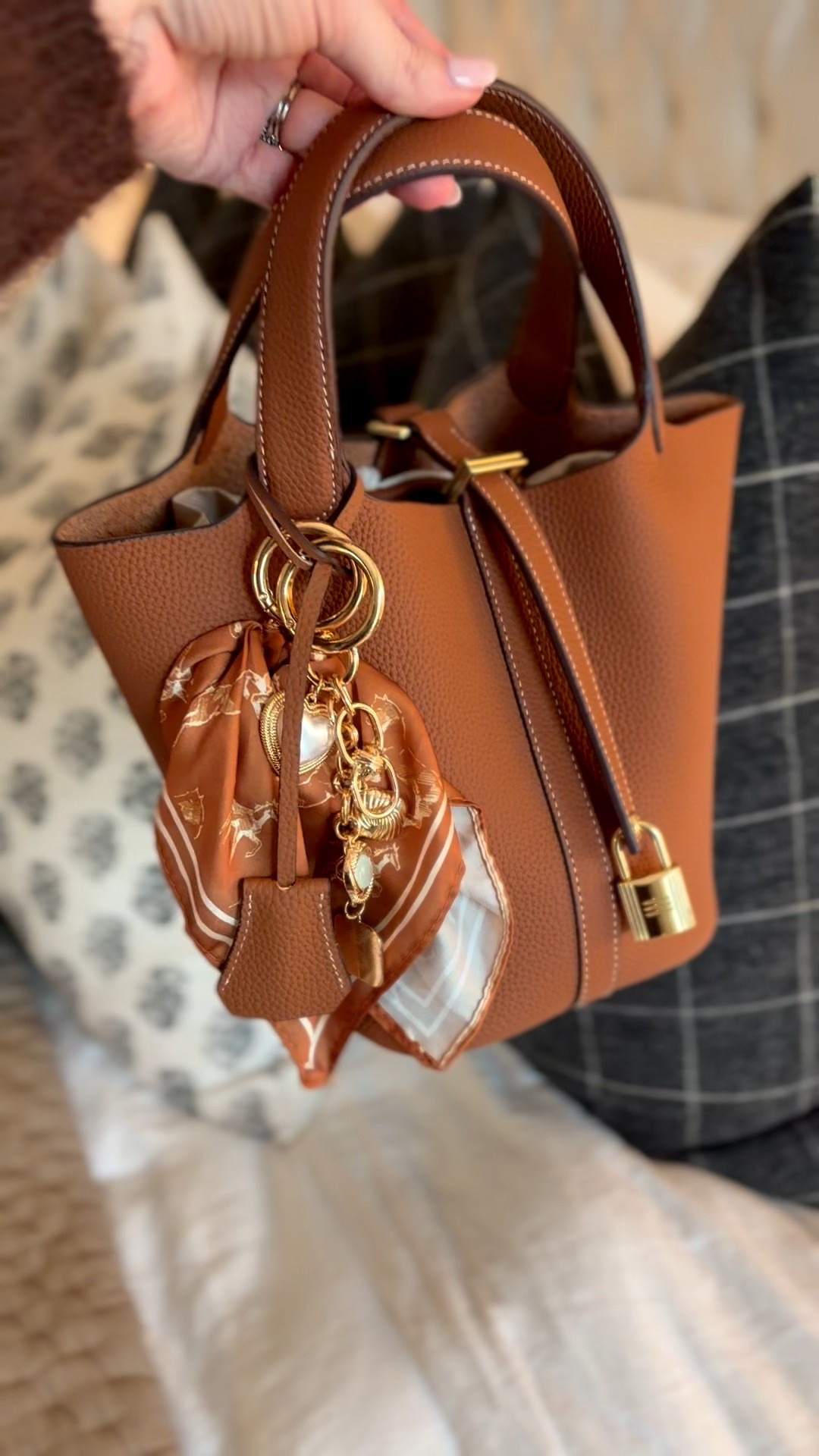 Love the insert that comes with this bag. It keeps everything organized but can also be removed 

#LTKFindsUnder100 #LTKFindsUnder50 #LTKSeasonal