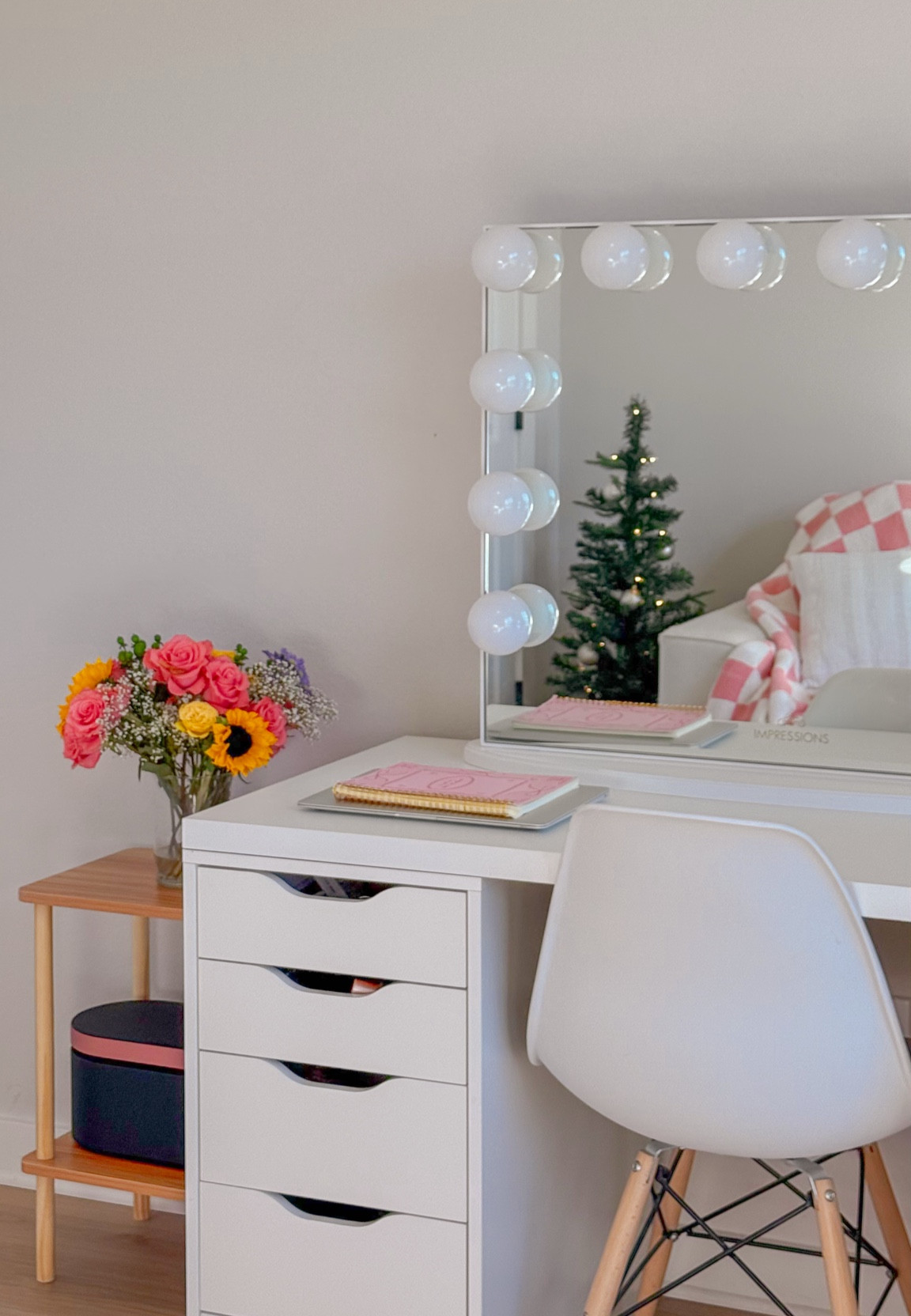 office/beauty room essentials 🌸🎧