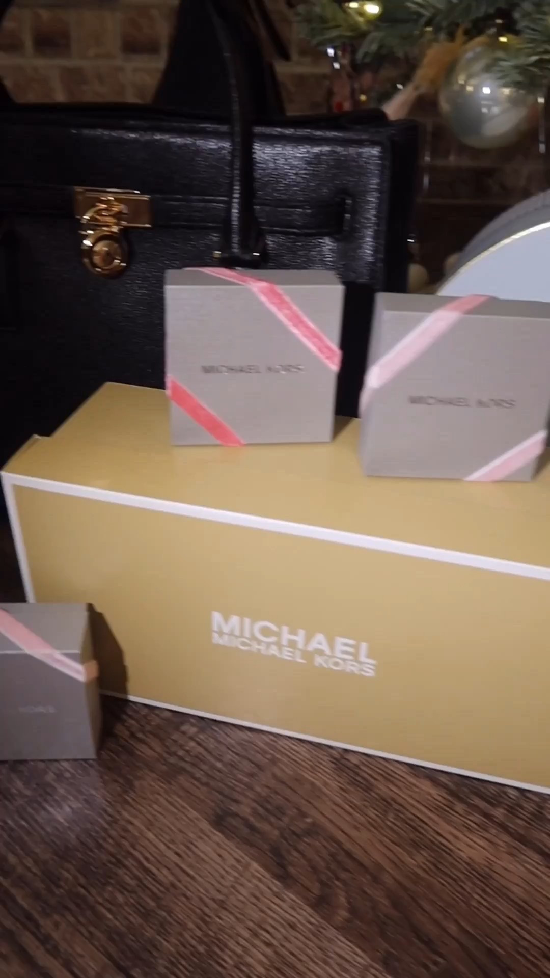 We have loved Michael Kors for years so we know it makes the perfect gift for any girl! They have so many classic pieces that will last for years xx @michaelkors #michaelkors #mkpartner 

 