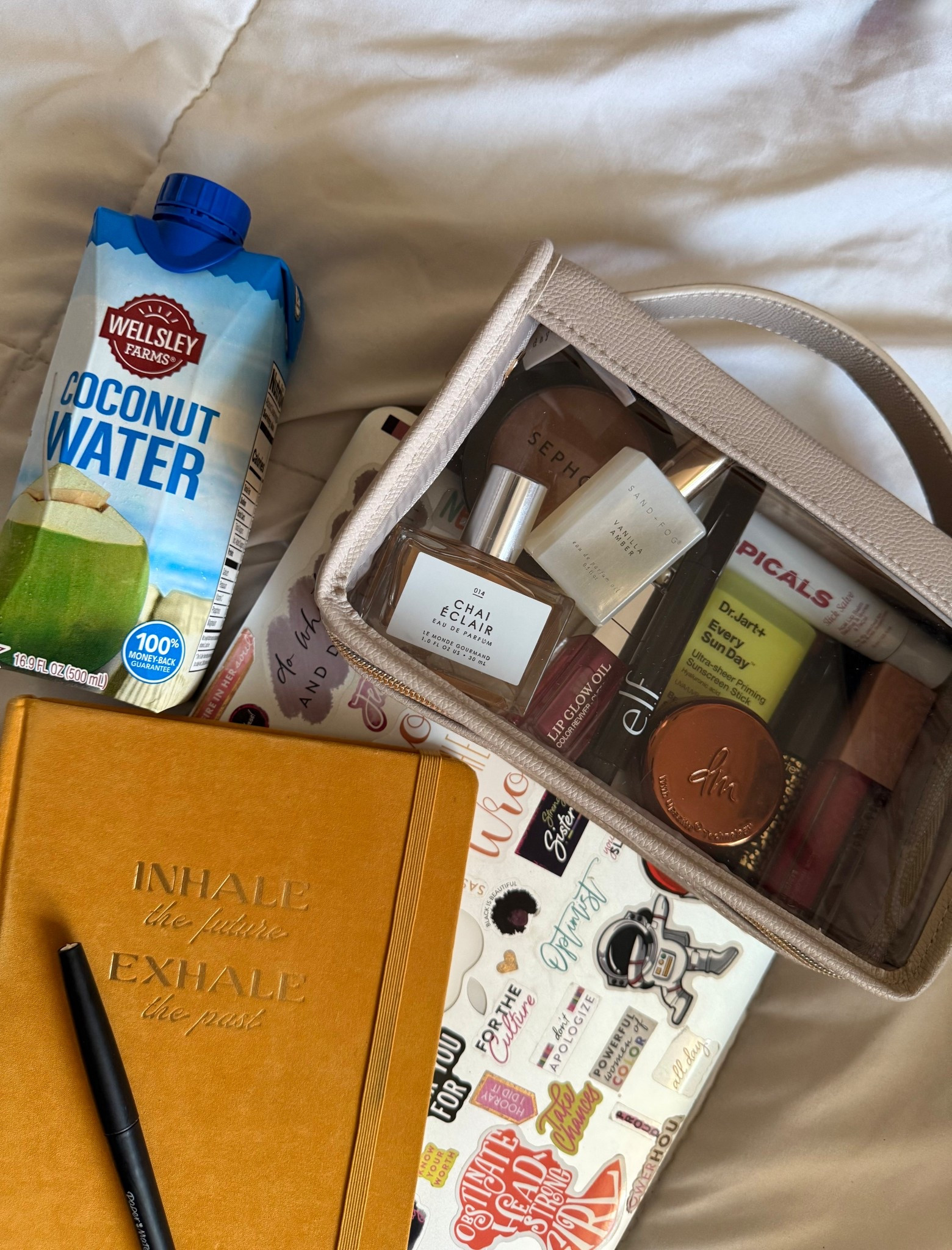 Everything to complete my day . Beauty, computer and water 📝